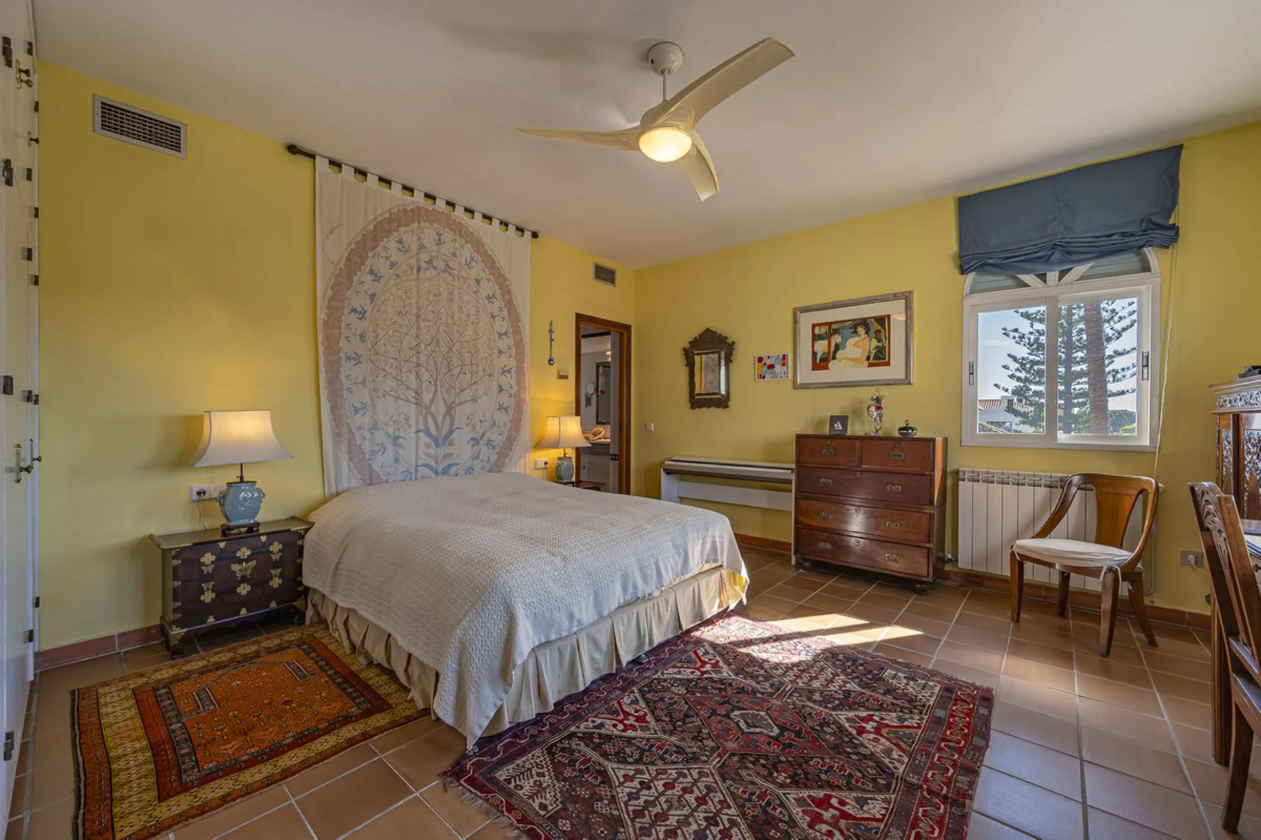 This charming villa, just a few steps from the beach is located in the heart of one of the most sought-after urbanisations of Marbella's Golden Mile. In the past, The owners have enjoyed family life in this house all year round and therefore it was condit