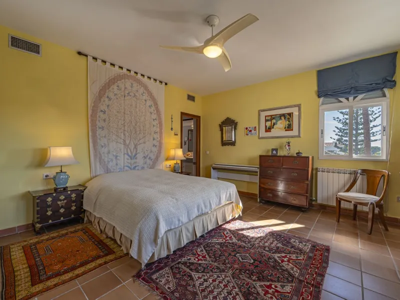 This charming villa, just a few steps from the beach is located in the heart of one of the most sought-after urbanisations of Marbella's Golden Mile. In the past, The owners have enjoyed family life in this house all year round and therefore it was condit