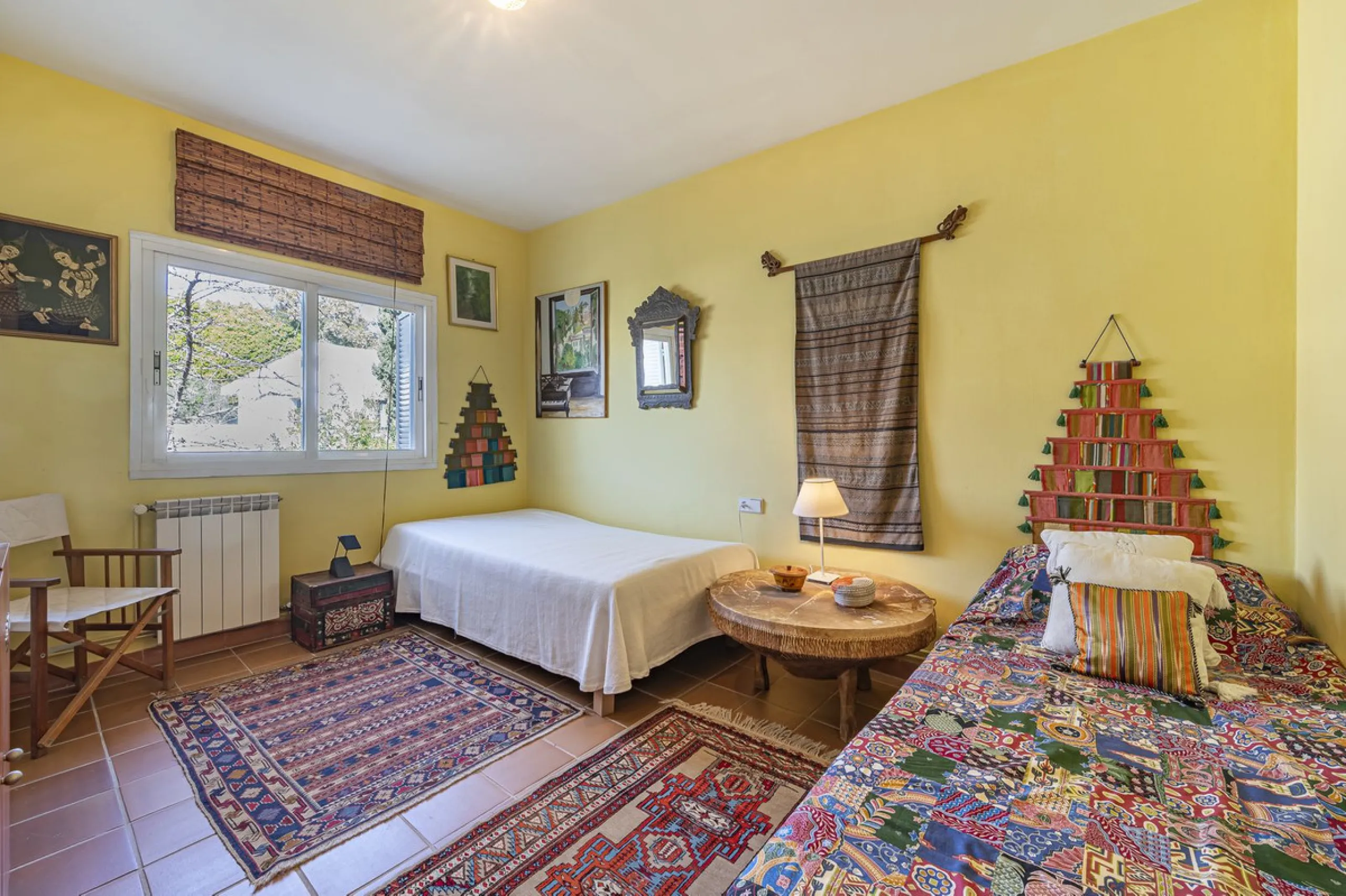 This charming villa, just a few steps from the beach is located in the heart of one of the most sought-after urbanisations of Marbella's Golden Mile. In the past, The owners have enjoyed family life in this house all year round and therefore it was condit