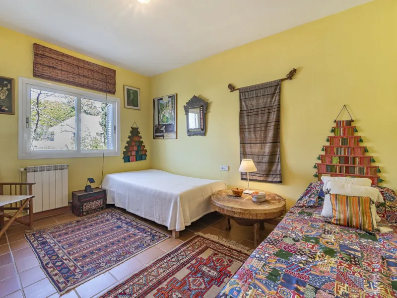 This charming villa, just a few steps from the beach is located in the heart of one of the most sought-after urbanisations of Marbella's Golden Mile. In the past, The owners have enjoyed family life in this house all year round and therefore it was condit