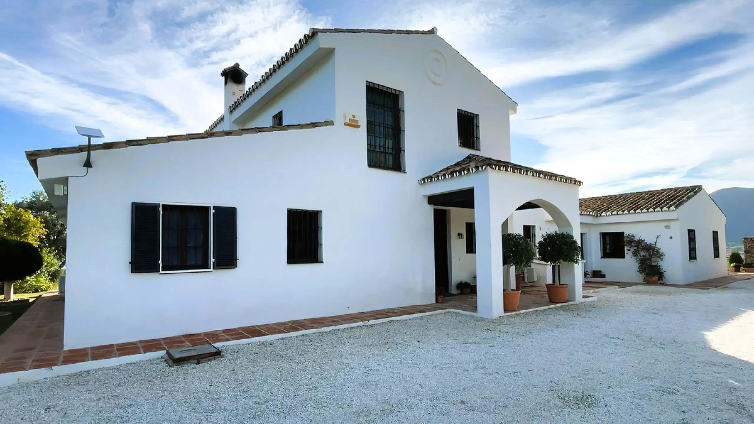 Immerse yourself in the captivating charm of this refined utterly peaceful country home, affording absolute privacy and breathtaking panoramic views, which unfold before you as far as the sea and the Sierra de Ronda. The beach, several golf courses, ridin