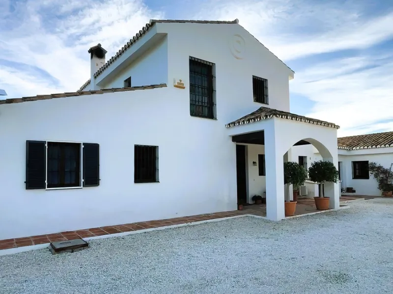 Immerse yourself in the captivating charm of this refined utterly peaceful country home, affording absolute privacy and breathtaking panoramic views, which unfold before you as far as the sea and the Sierra de Ronda. The beach, several golf courses, ridin