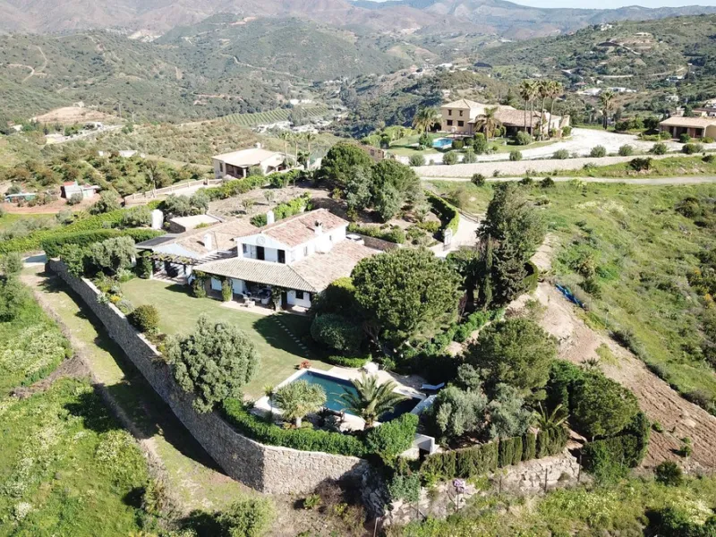 Immerse yourself in the captivating charm of this refined utterly peaceful country home, affording absolute privacy and breathtaking panoramic views, which unfold before you as far as the sea and the Sierra de Ronda. The beach, several golf courses, ridin