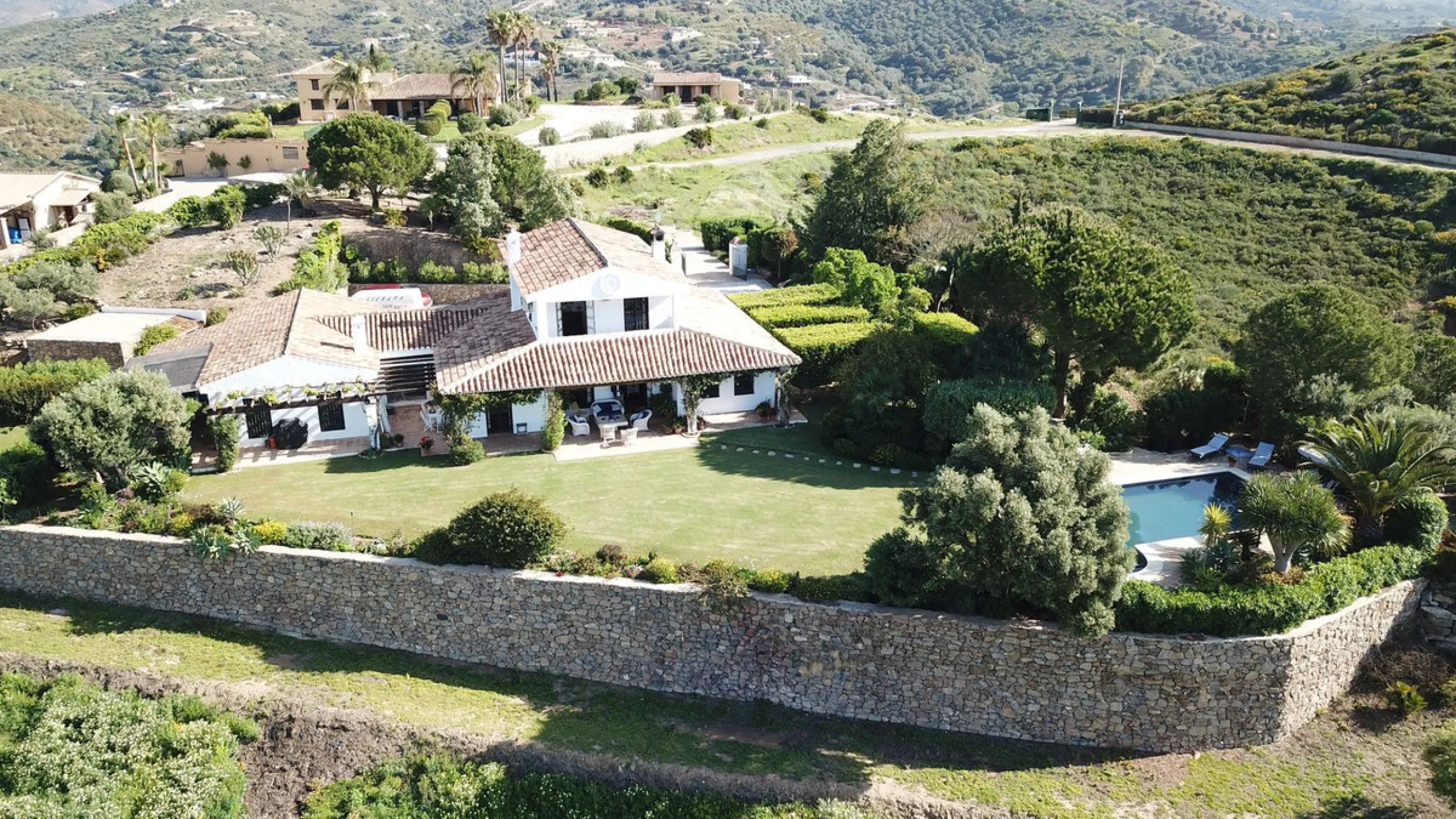 Immerse yourself in the captivating charm of this refined utterly peaceful country home, affording absolute privacy and breathtaking panoramic views, which unfold before you as far as the sea and the Sierra de Ronda. The beach, several golf courses, ridin