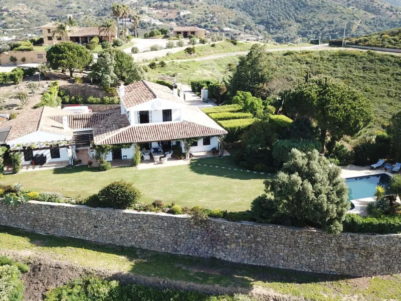 Immerse yourself in the captivating charm of this refined utterly peaceful country home, affording absolute privacy and breathtaking panoramic views, which unfold before you as far as the sea and the Sierra de Ronda. The beach, several golf courses, ridin