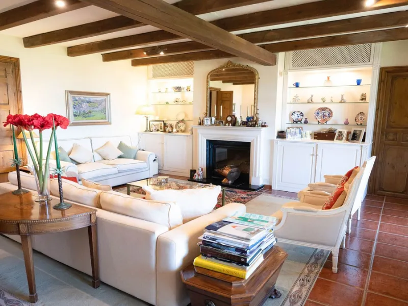 Immerse yourself in the captivating charm of this refined utterly peaceful country home, affording absolute privacy and breathtaking panoramic views, which unfold before you as far as the sea and the Sierra de Ronda. The beach, several golf courses, ridin