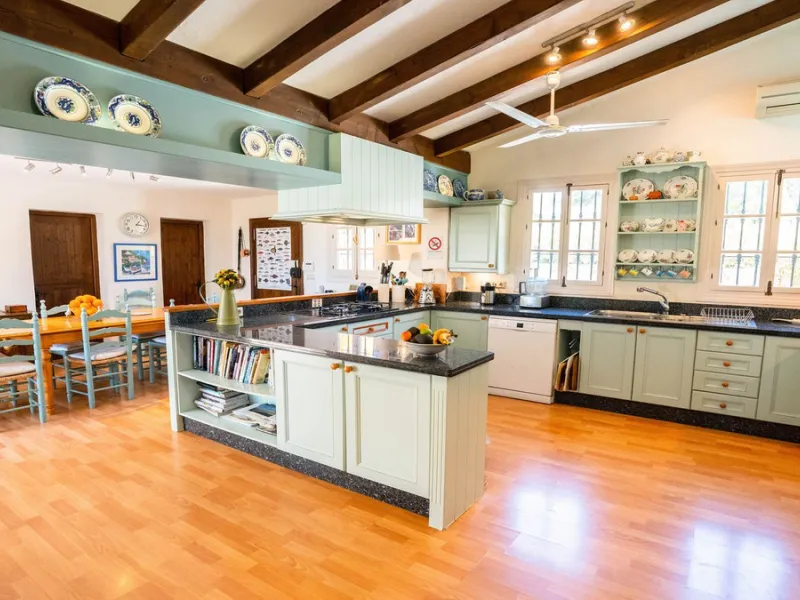 Immerse yourself in the captivating charm of this refined utterly peaceful country home, affording absolute privacy and breathtaking panoramic views, which unfold before you as far as the sea and the Sierra de Ronda. The beach, several golf courses, ridin