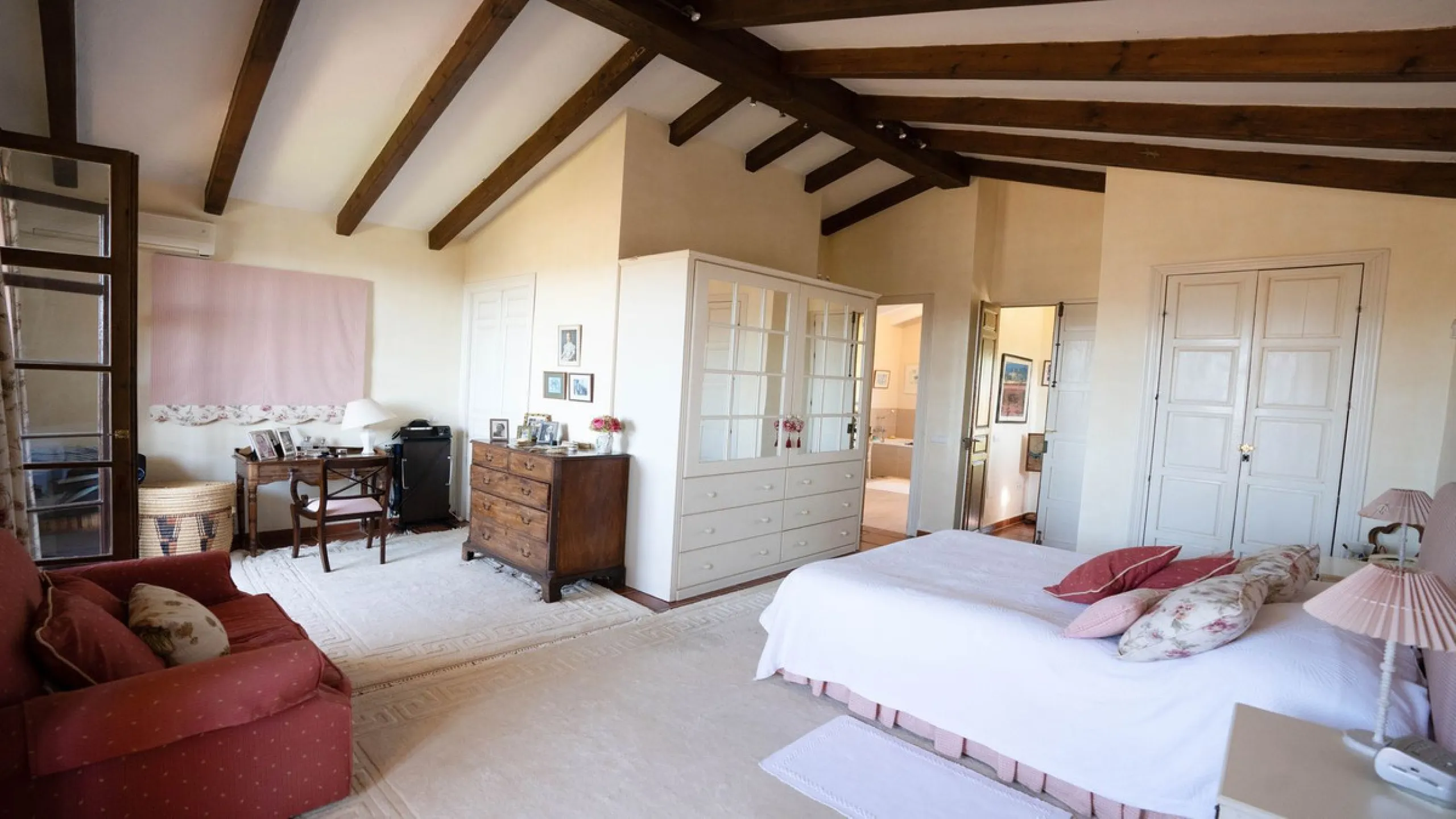 Immerse yourself in the captivating charm of this refined utterly peaceful country home, affording absolute privacy and breathtaking panoramic views, which unfold before you as far as the sea and the Sierra de Ronda. The beach, several golf courses, ridin