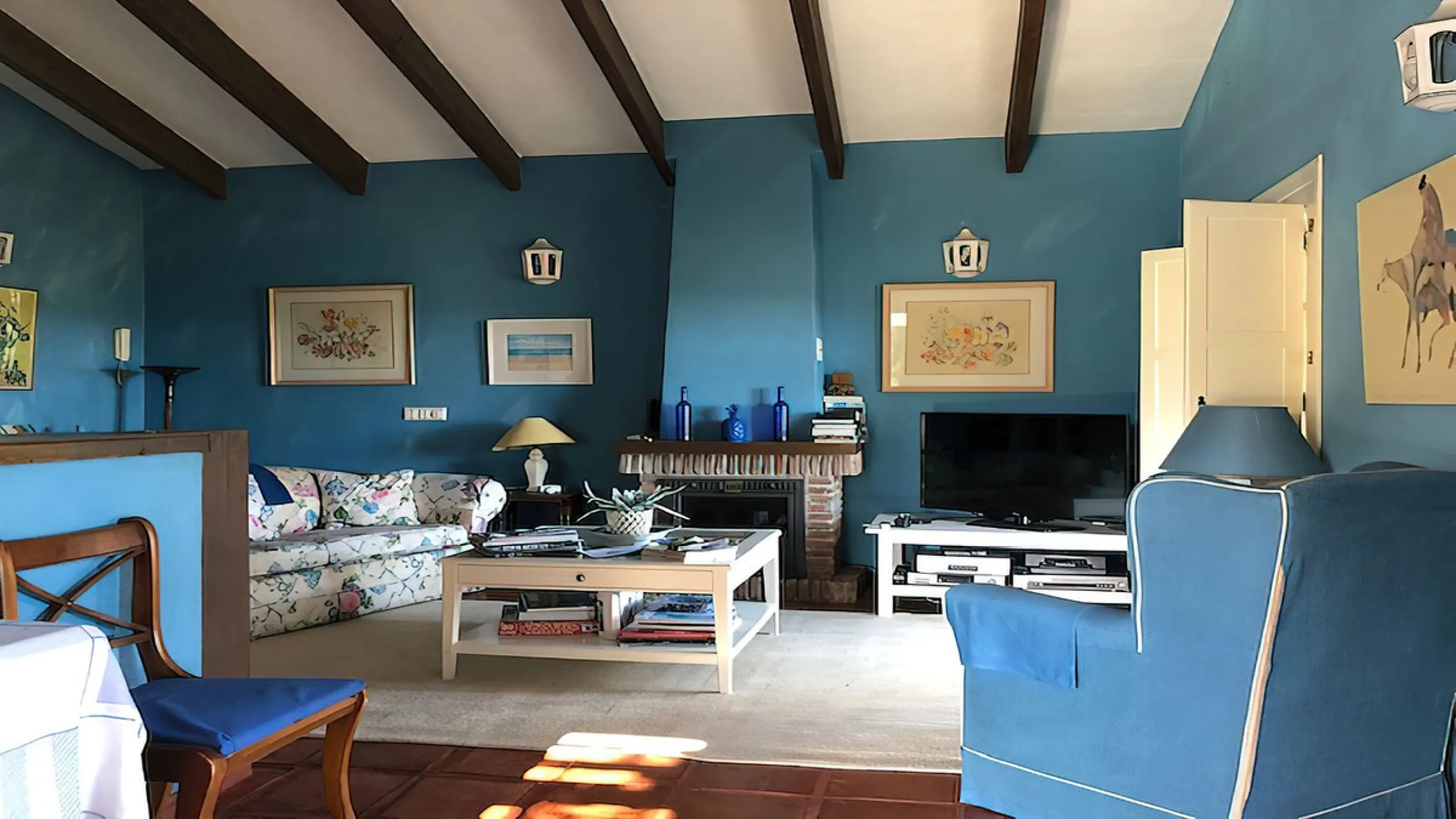 Immerse yourself in the captivating charm of this refined utterly peaceful country home, affording absolute privacy and breathtaking panoramic views, which unfold before you as far as the sea and the Sierra de Ronda. The beach, several golf courses, ridin