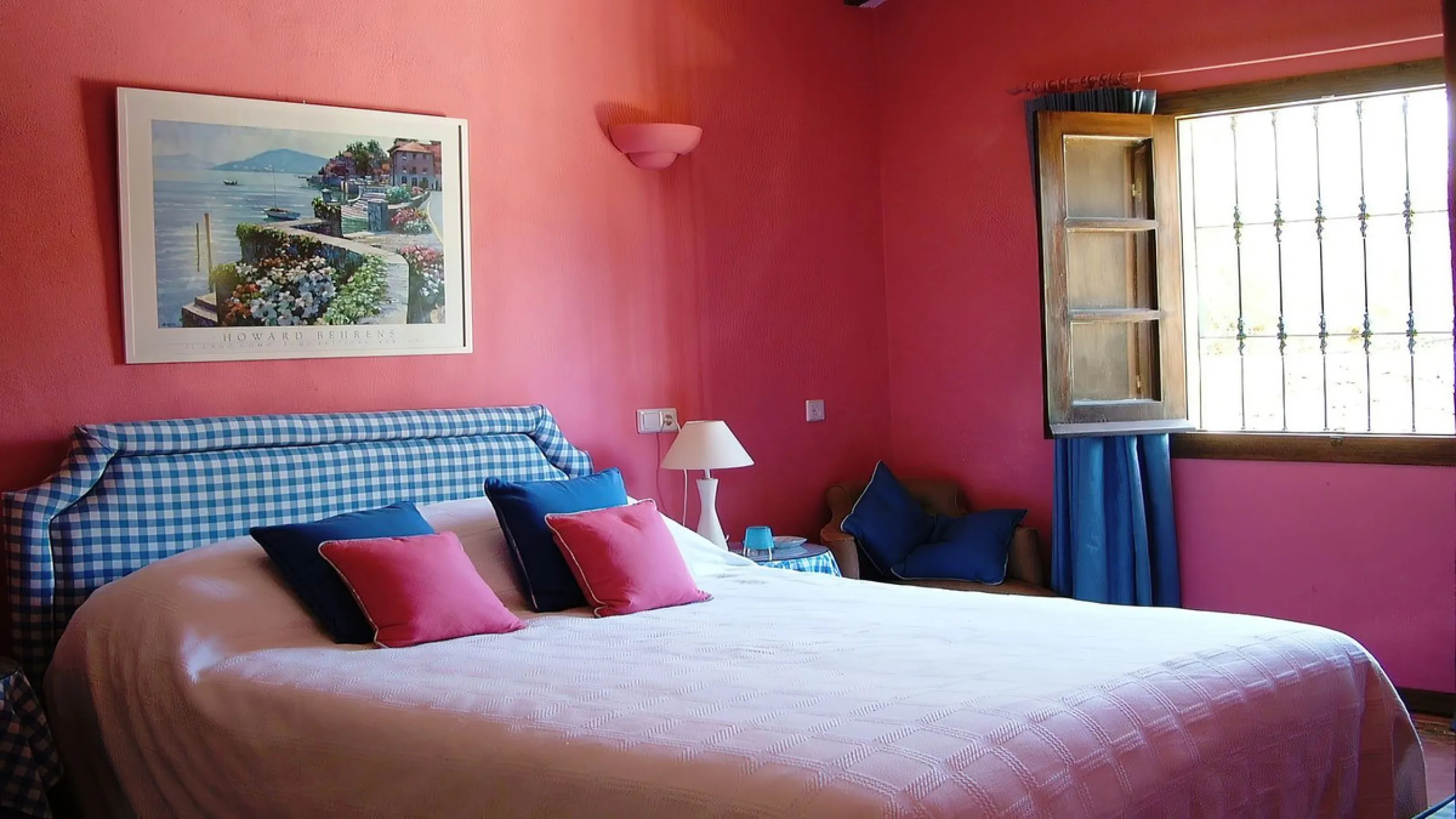 Immerse yourself in the captivating charm of this refined utterly peaceful country home, affording absolute privacy and breathtaking panoramic views, which unfold before you as far as the sea and the Sierra de Ronda. The beach, several golf courses, ridin