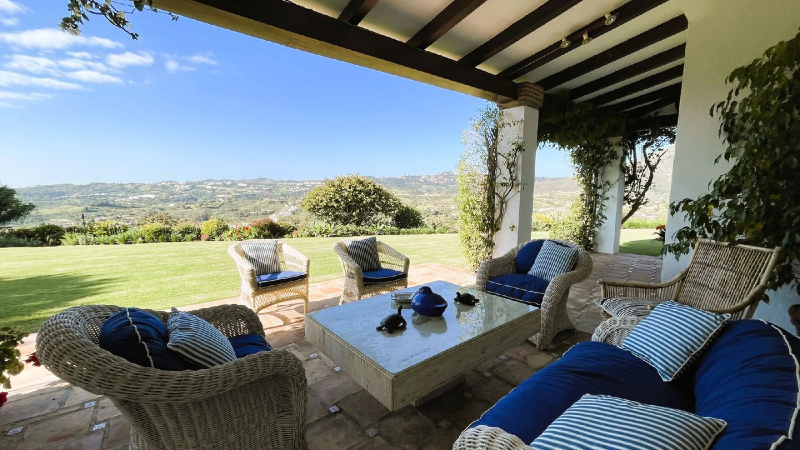 Immerse yourself in the captivating charm of this refined utterly peaceful country home, affording absolute privacy and breathtaking panoramic views, which unfold before you as far as the sea and the Sierra de Ronda. The beach, several golf courses, ridin