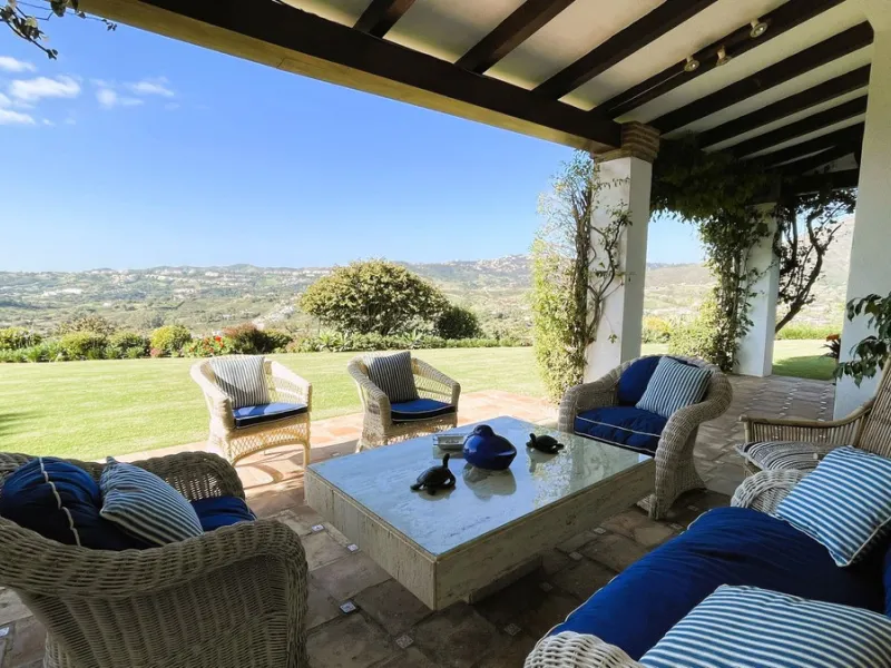 Immerse yourself in the captivating charm of this refined utterly peaceful country home, affording absolute privacy and breathtaking panoramic views, which unfold before you as far as the sea and the Sierra de Ronda. The beach, several golf courses, ridin
