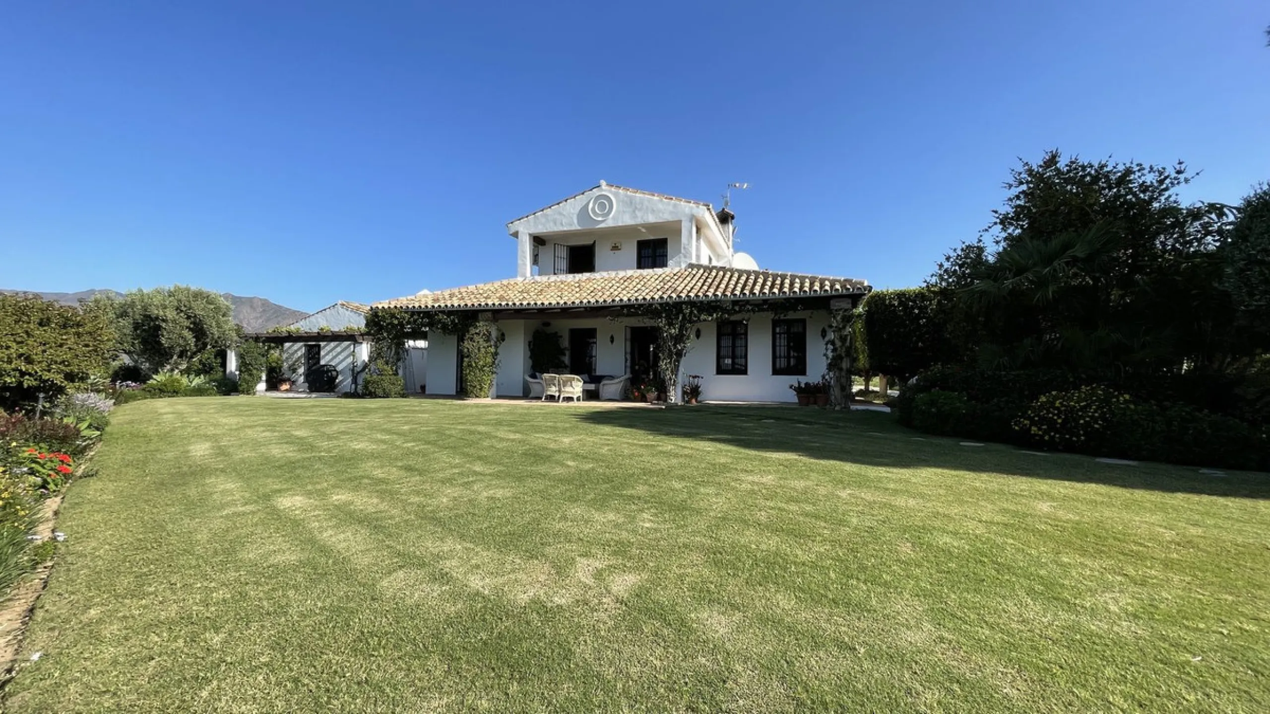 Immerse yourself in the captivating charm of this refined utterly peaceful country home, affording absolute privacy and breathtaking panoramic views, which unfold before you as far as the sea and the Sierra de Ronda. The beach, several golf courses, ridin