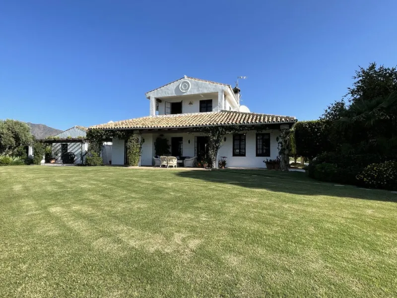 Immerse yourself in the captivating charm of this refined utterly peaceful country home, affording absolute privacy and breathtaking panoramic views, which unfold before you as far as the sea and the Sierra de Ronda. The beach, several golf courses, ridin