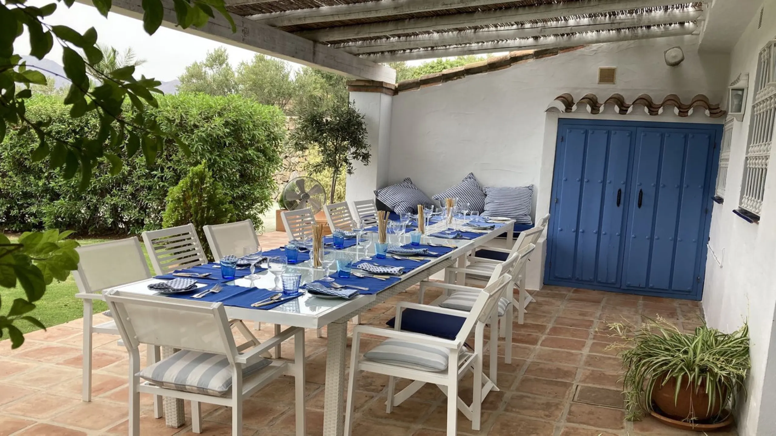 Immerse yourself in the captivating charm of this refined utterly peaceful country home, affording absolute privacy and breathtaking panoramic views, which unfold before you as far as the sea and the Sierra de Ronda. The beach, several golf courses, ridin