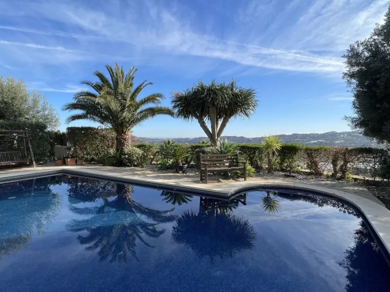 Immerse yourself in the captivating charm of this refined utterly peaceful country home, affording absolute privacy and breathtaking panoramic views, which unfold before you as far as the sea and the Sierra de Ronda. The beach, several golf courses, ridin
