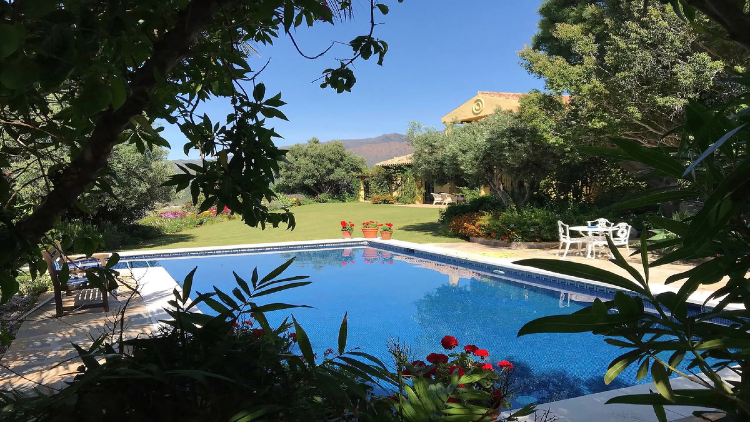 Immerse yourself in the captivating charm of this refined utterly peaceful country home, affording absolute privacy and breathtaking panoramic views, which unfold before you as far as the sea and the Sierra de Ronda. The beach, several golf courses, ridin