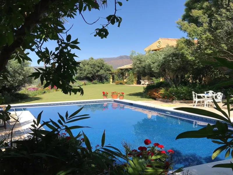 Immerse yourself in the captivating charm of this refined utterly peaceful country home, affording absolute privacy and breathtaking panoramic views, which unfold before you as far as the sea and the Sierra de Ronda. The beach, several golf courses, ridin