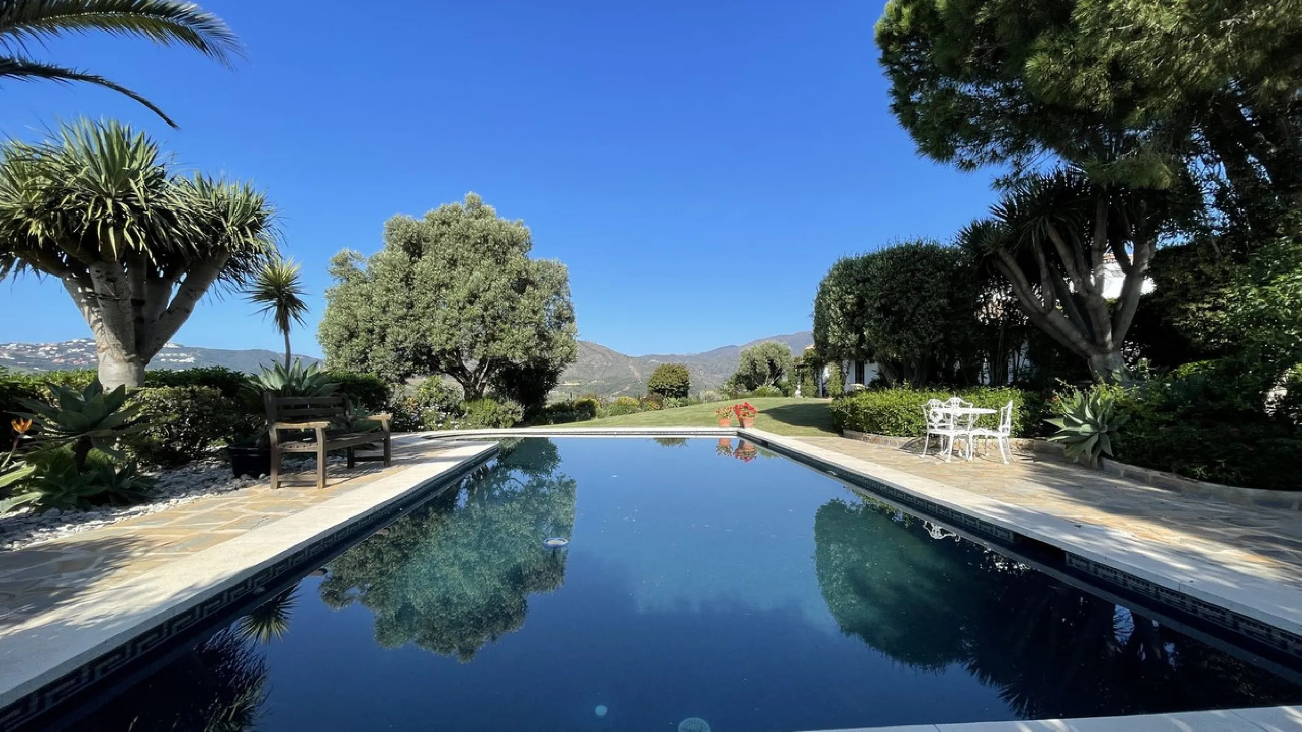 Immerse yourself in the captivating charm of this refined utterly peaceful country home, affording absolute privacy and breathtaking panoramic views, which unfold before you as far as the sea and the Sierra de Ronda. The beach, several golf courses, ridin