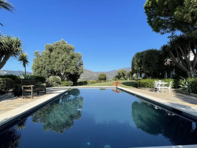 Immerse yourself in the captivating charm of this refined utterly peaceful country home, affording absolute privacy and breathtaking panoramic views, which unfold before you as far as the sea and the Sierra de Ronda. The beach, several golf courses, ridin