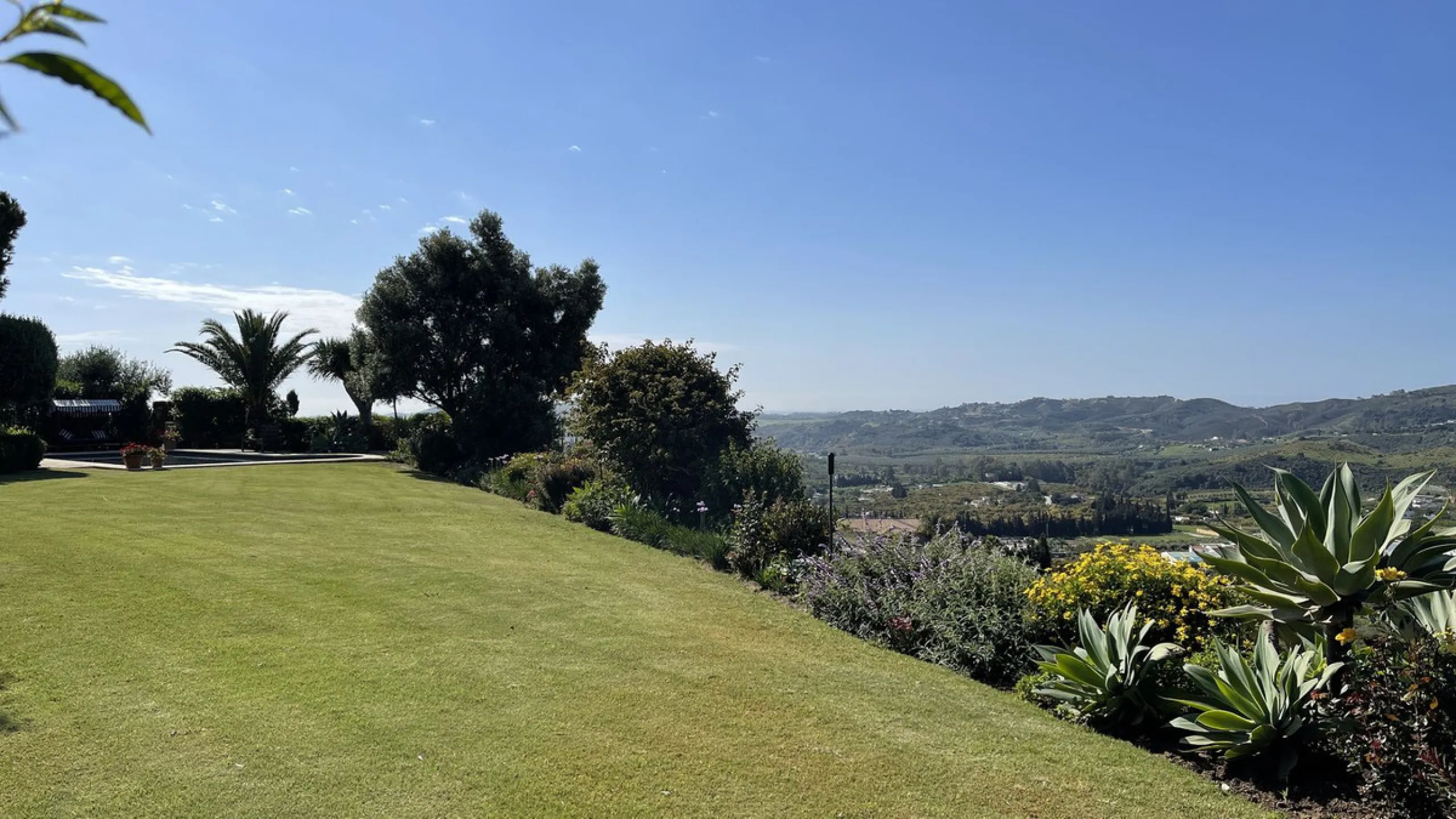 Immerse yourself in the captivating charm of this refined utterly peaceful country home, affording absolute privacy and breathtaking panoramic views, which unfold before you as far as the sea and the Sierra de Ronda. The beach, several golf courses, ridin