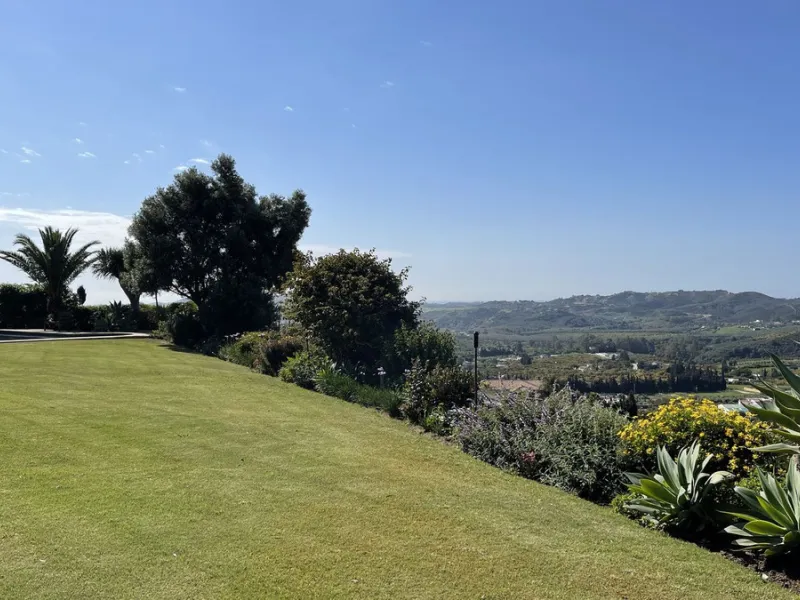 Immerse yourself in the captivating charm of this refined utterly peaceful country home, affording absolute privacy and breathtaking panoramic views, which unfold before you as far as the sea and the Sierra de Ronda. The beach, several golf courses, ridin