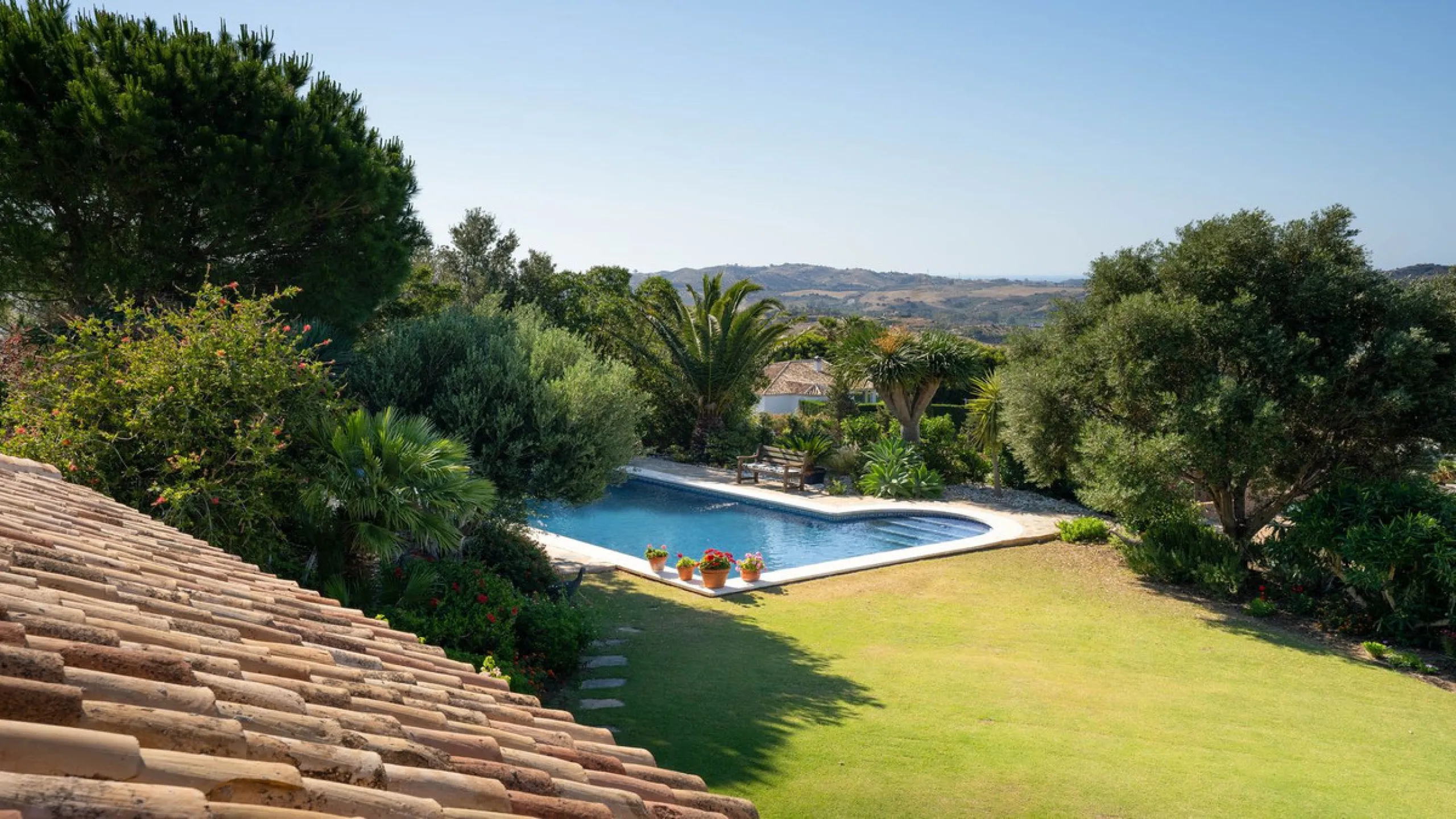 Immerse yourself in the captivating charm of this refined utterly peaceful country home, affording absolute privacy and breathtaking panoramic views, which unfold before you as far as the sea and the Sierra de Ronda. The beach, several golf courses, ridin
