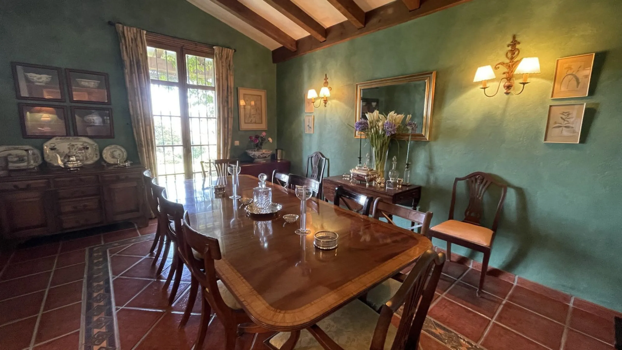 Immerse yourself in the captivating charm of this refined utterly peaceful country home, affording absolute privacy and breathtaking panoramic views, which unfold before you as far as the sea and the Sierra de Ronda. The beach, several golf courses, ridin