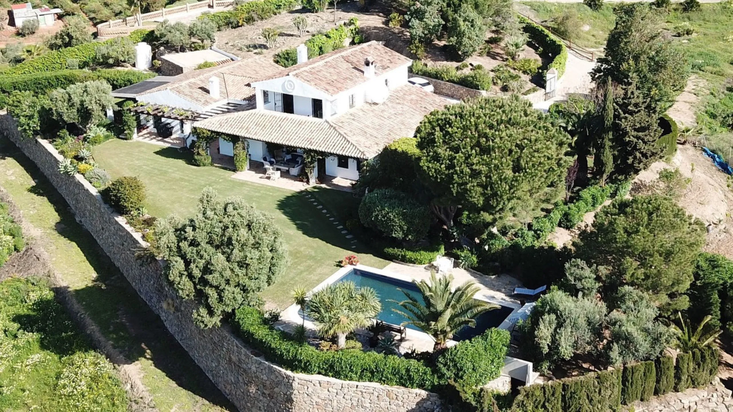 Immerse yourself in the captivating charm of this refined utterly peaceful country home, affording absolute privacy and breathtaking panoramic views, which unfold before you as far as the sea and the Sierra de Ronda. The beach, several golf courses, ridin