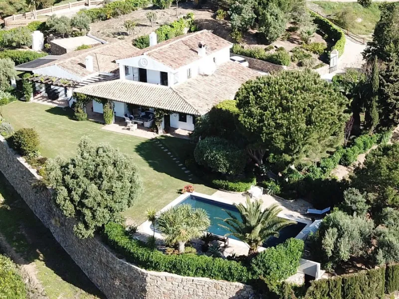 Immerse yourself in the captivating charm of this refined utterly peaceful country home, affording absolute privacy and breathtaking panoramic views, which unfold before you as far as the sea and the Sierra de Ronda. The beach, several golf courses, ridin