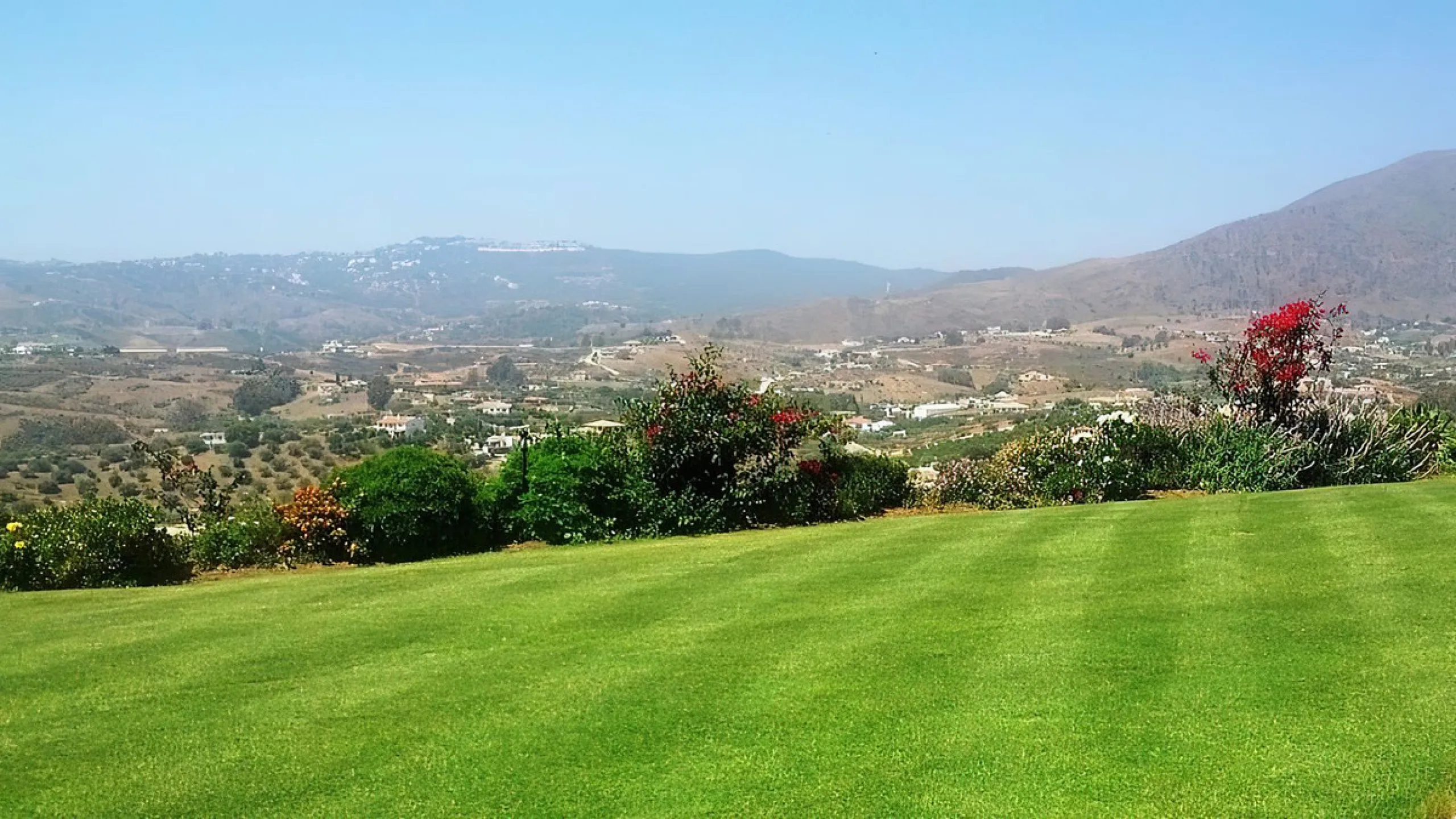 Immerse yourself in the captivating charm of this refined utterly peaceful country home, affording absolute privacy and breathtaking panoramic views, which unfold before you as far as the sea and the Sierra de Ronda. The beach, several golf courses, ridin