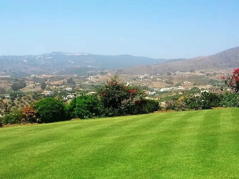 Immerse yourself in the captivating charm of this refined utterly peaceful country home, affording absolute privacy and breathtaking panoramic views, which unfold before you as far as the sea and the Sierra de Ronda. The beach, several golf courses, ridin