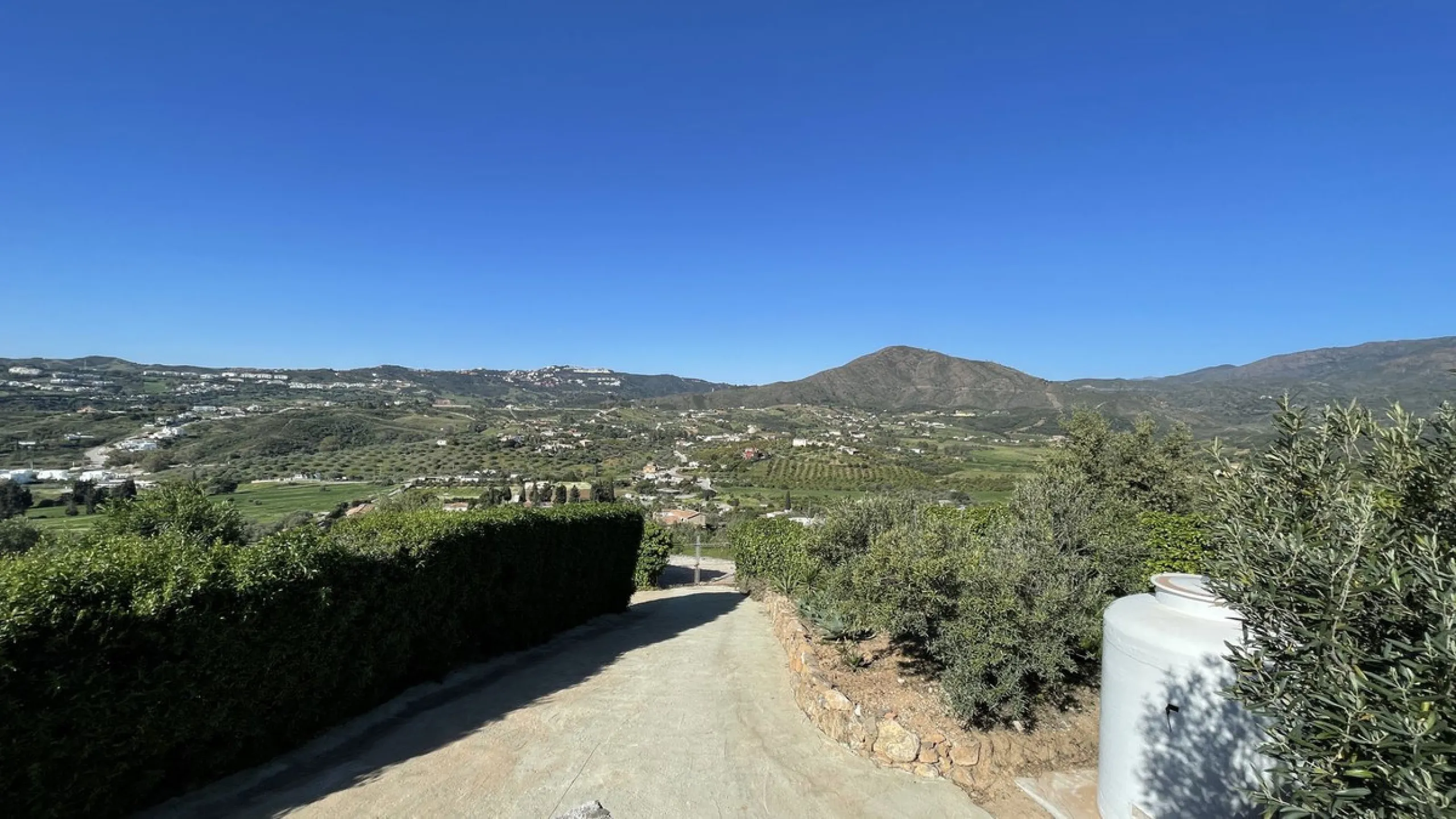 Immerse yourself in the captivating charm of this refined utterly peaceful country home, affording absolute privacy and breathtaking panoramic views, which unfold before you as far as the sea and the Sierra de Ronda. The beach, several golf courses, ridin