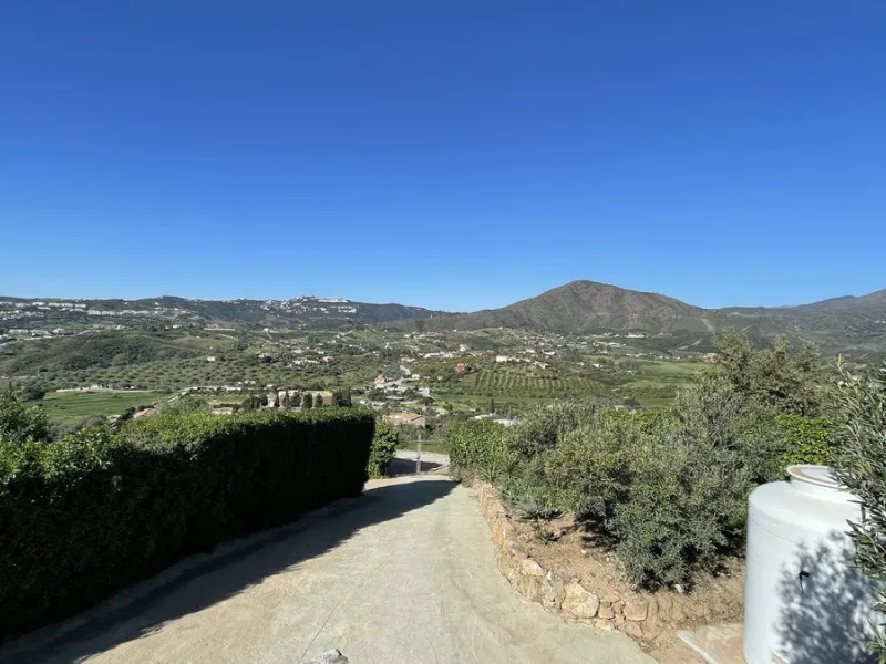 Immerse yourself in the captivating charm of this refined utterly peaceful country home, affording absolute privacy and breathtaking panoramic views, which unfold before you as far as the sea and the Sierra de Ronda. The beach, several golf courses, ridin