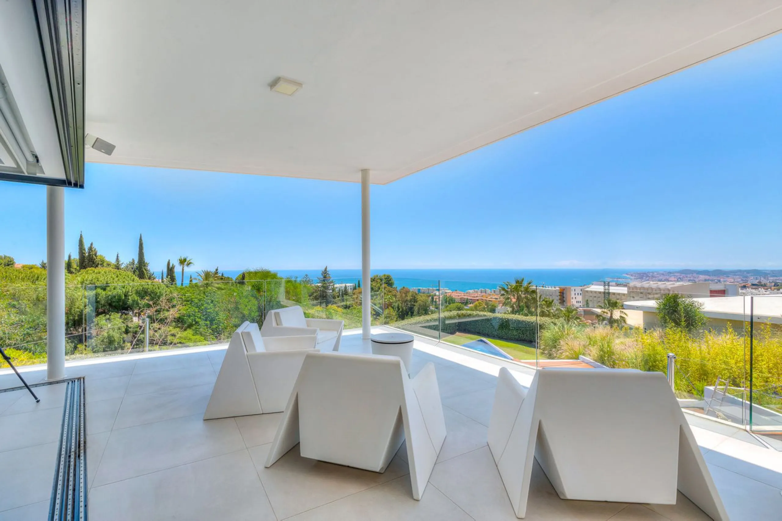Contemporary designer villa with breathtaking views towards the sea. The villa comprises of two floors with main entrance on the upper level. From the moment you step through the front door, you are struck by the fantastic view thanks to the floor-to-ceil