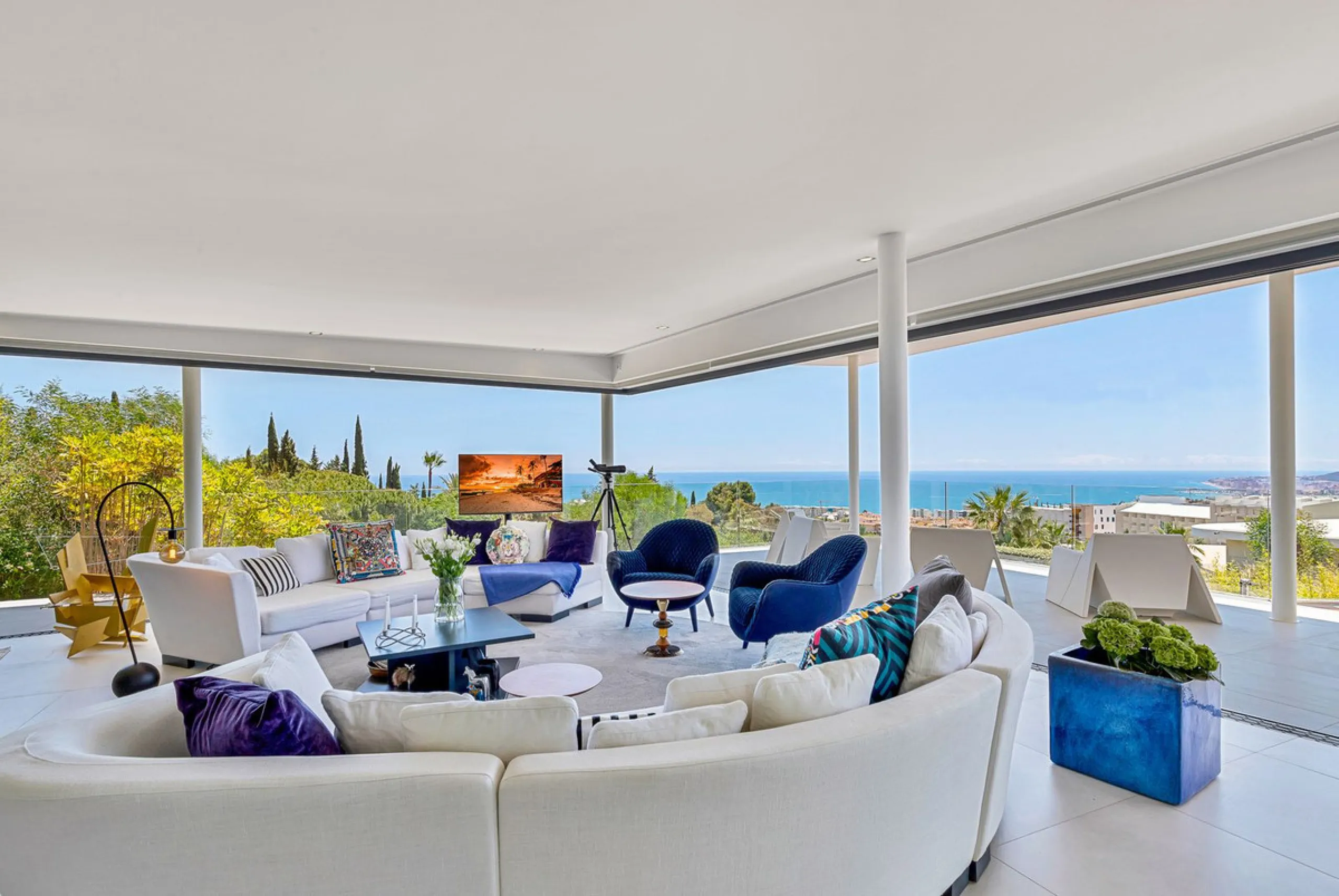 Contemporary designer villa with breathtaking views towards the sea. The villa comprises of two floors with main entrance on the upper level. From the moment you step through the front door, you are struck by the fantastic view thanks to the floor-to-ceil