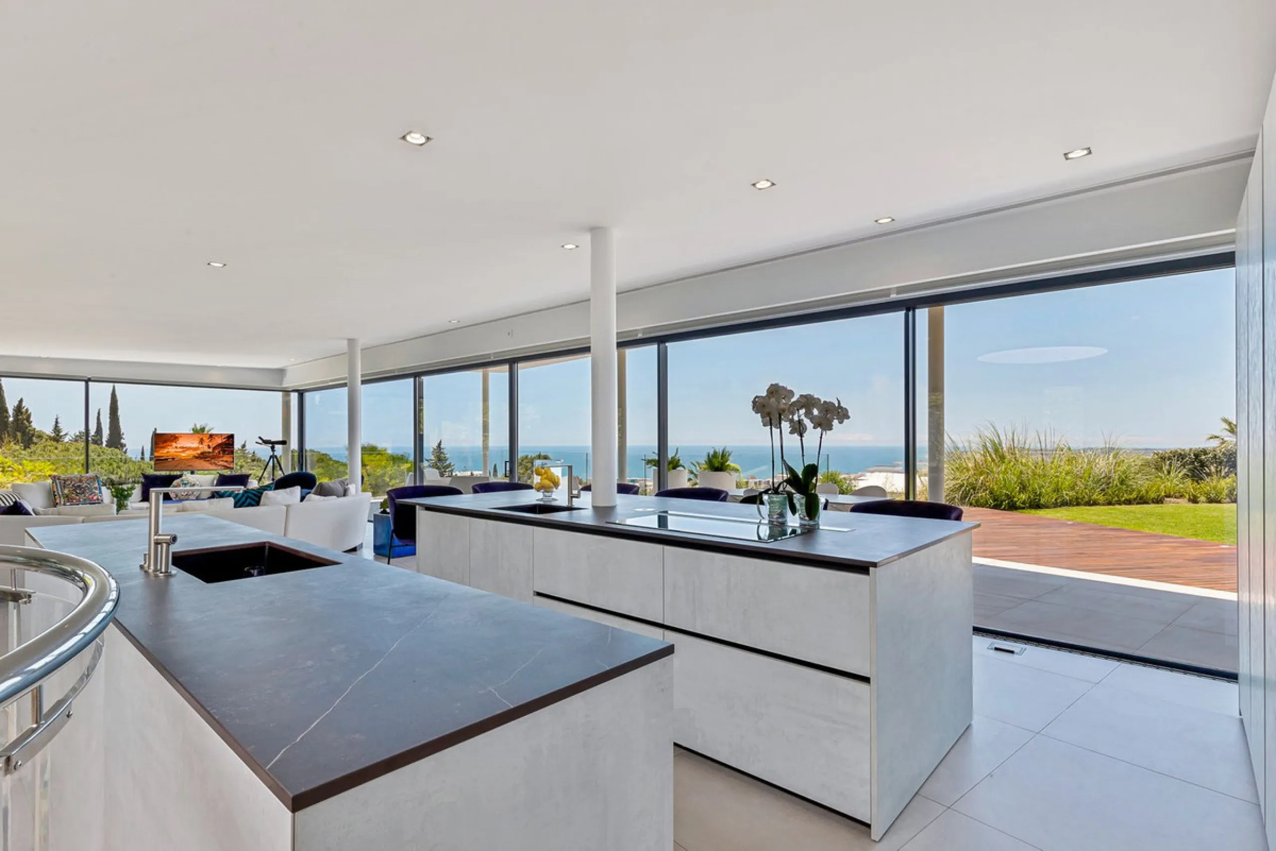Contemporary designer villa with breathtaking views towards the sea. The villa comprises of two floors with main entrance on the upper level. From the moment you step through the front door, you are struck by the fantastic view thanks to the floor-to-ceil