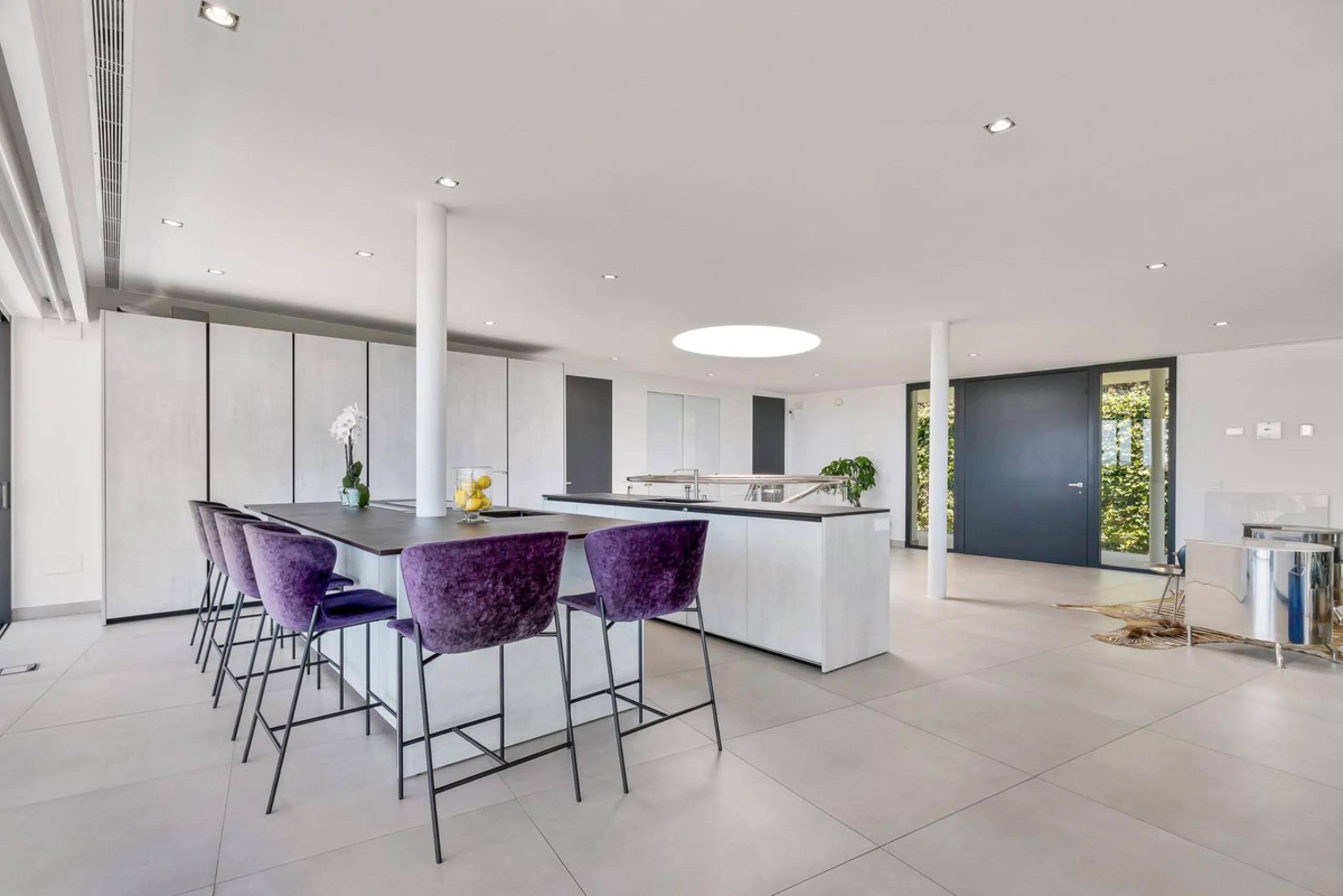 Contemporary designer villa with breathtaking views towards the sea. The villa comprises of two floors with main entrance on the upper level. From the moment you step through the front door, you are struck by the fantastic view thanks to the floor-to-ceil