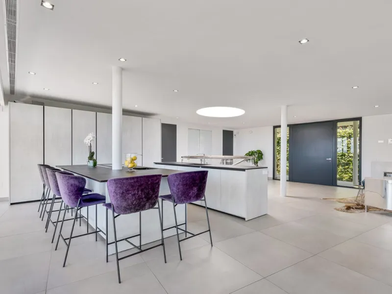 Contemporary designer villa with breathtaking views towards the sea. The villa comprises of two floors with main entrance on the upper level. From the moment you step through the front door, you are struck by the fantastic view thanks to the floor-to-ceil