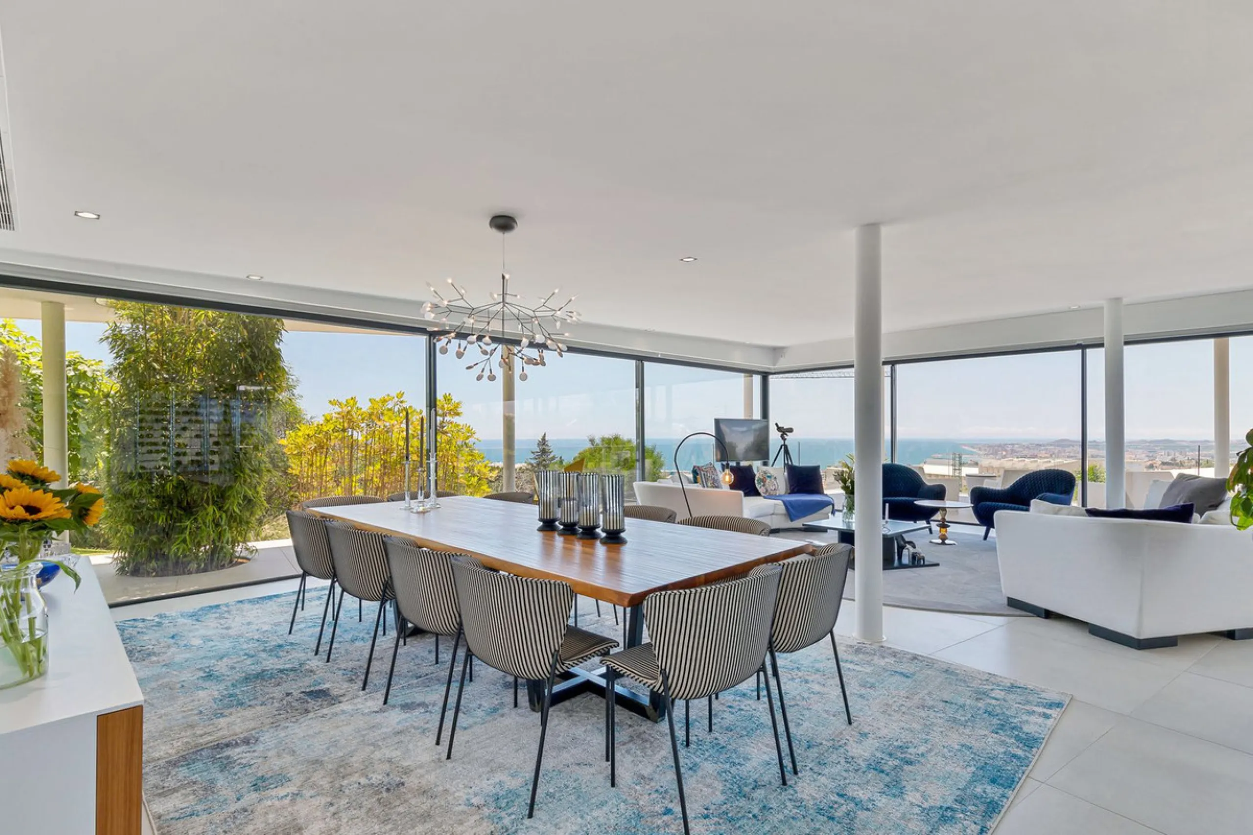 Contemporary designer villa with breathtaking views towards the sea. The villa comprises of two floors with main entrance on the upper level. From the moment you step through the front door, you are struck by the fantastic view thanks to the floor-to-ceil