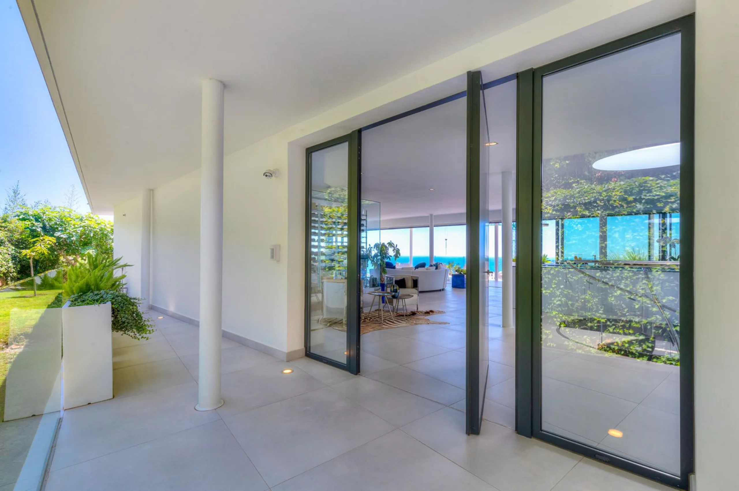 Contemporary designer villa with breathtaking views towards the sea. The villa comprises of two floors with main entrance on the upper level. From the moment you step through the front door, you are struck by the fantastic view thanks to the floor-to-ceil