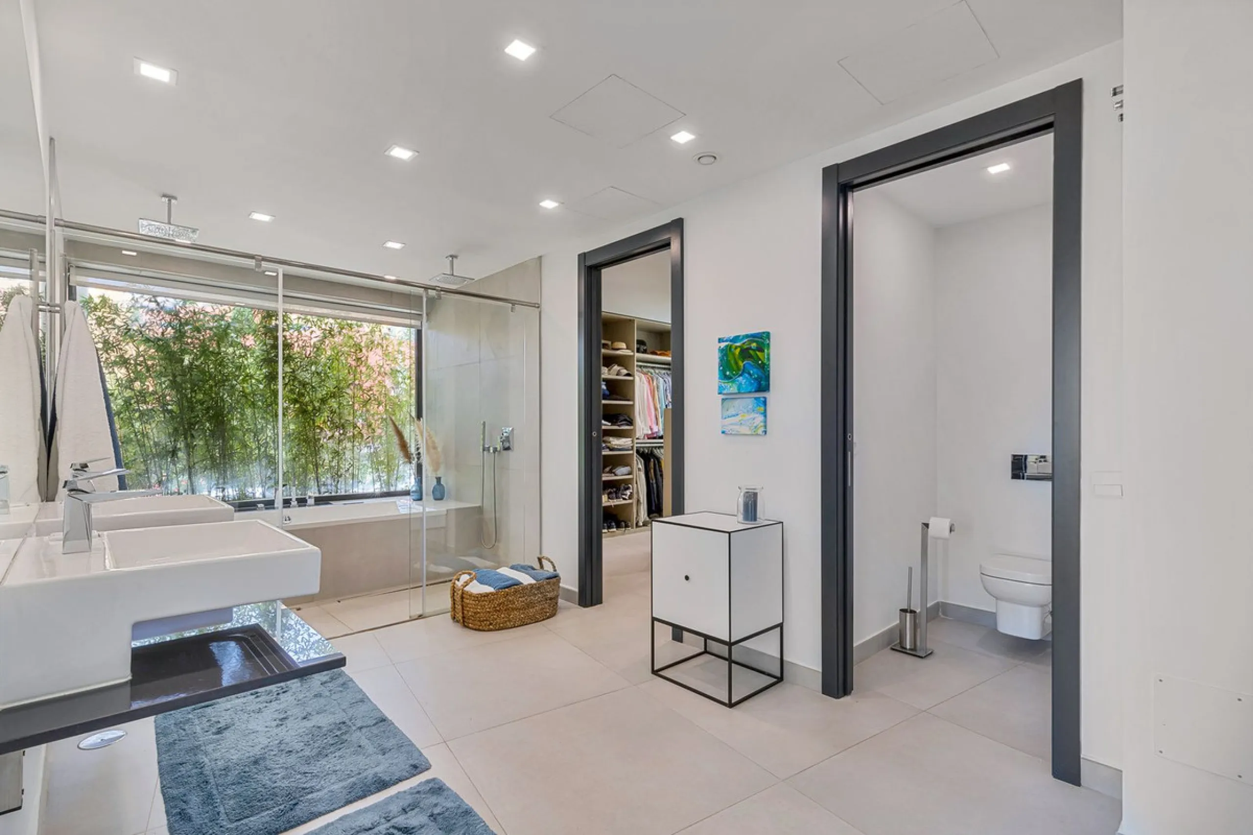 Contemporary designer villa with breathtaking views towards the sea. The villa comprises of two floors with main entrance on the upper level. From the moment you step through the front door, you are struck by the fantastic view thanks to the floor-to-ceil