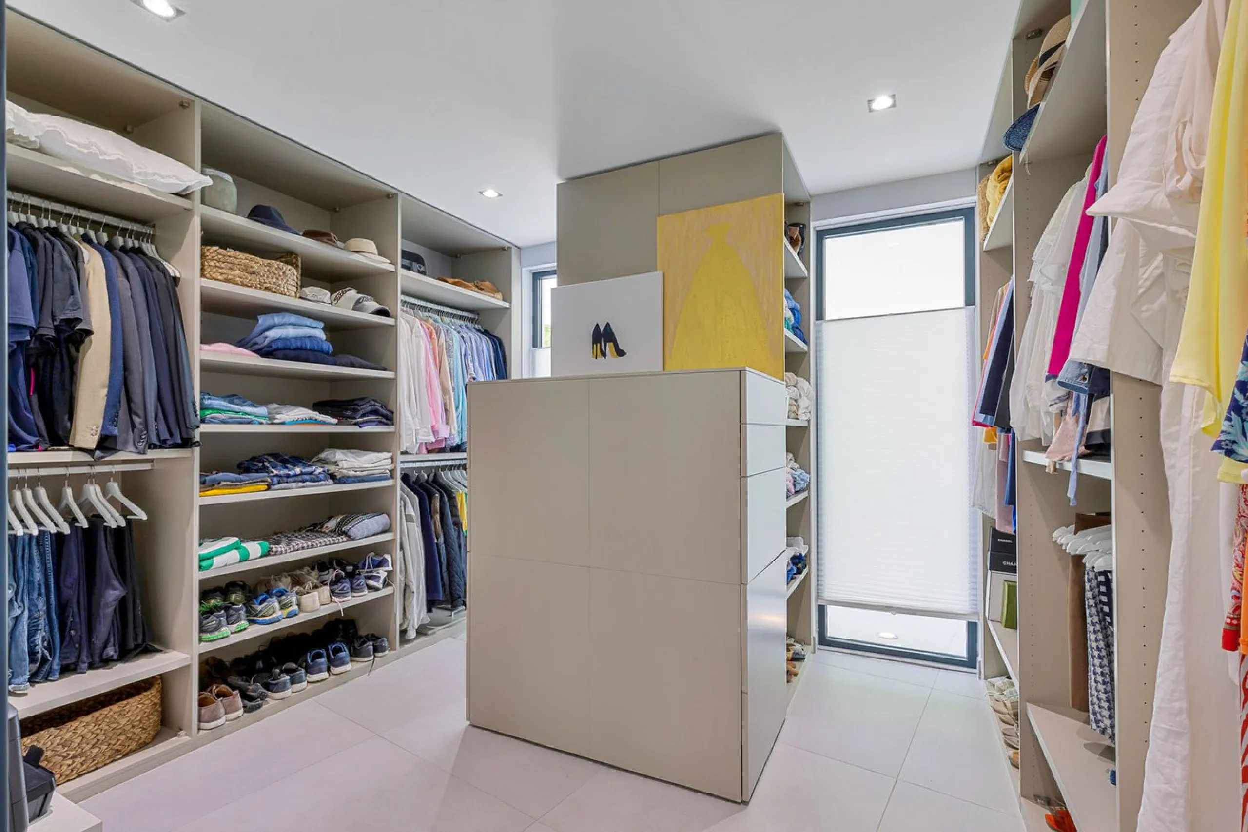 Contemporary designer villa with breathtaking views towards the sea. The villa comprises of two floors with main entrance on the upper level. From the moment you step through the front door, you are struck by the fantastic view thanks to the floor-to-ceil