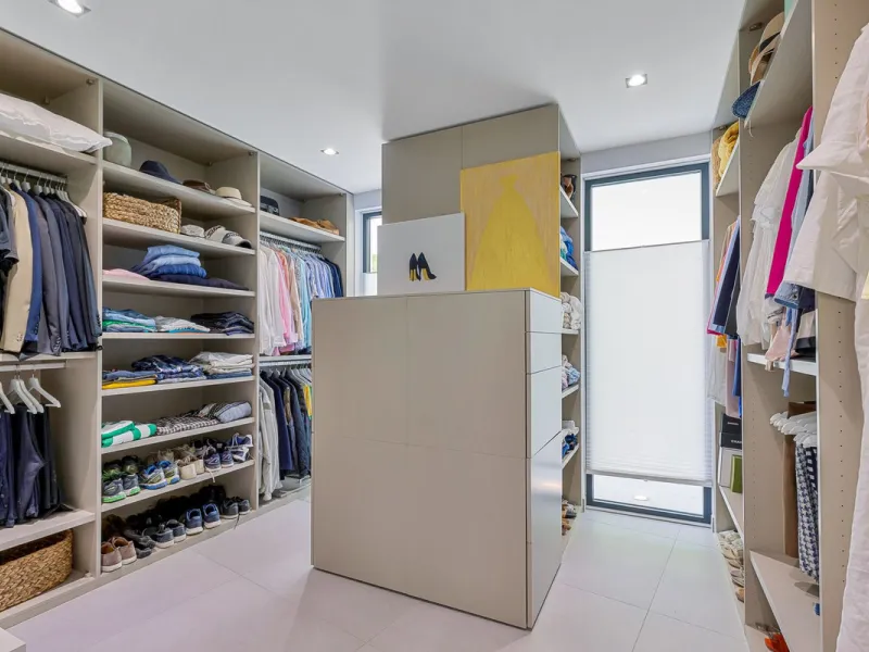 Contemporary designer villa with breathtaking views towards the sea. The villa comprises of two floors with main entrance on the upper level. From the moment you step through the front door, you are struck by the fantastic view thanks to the floor-to-ceil