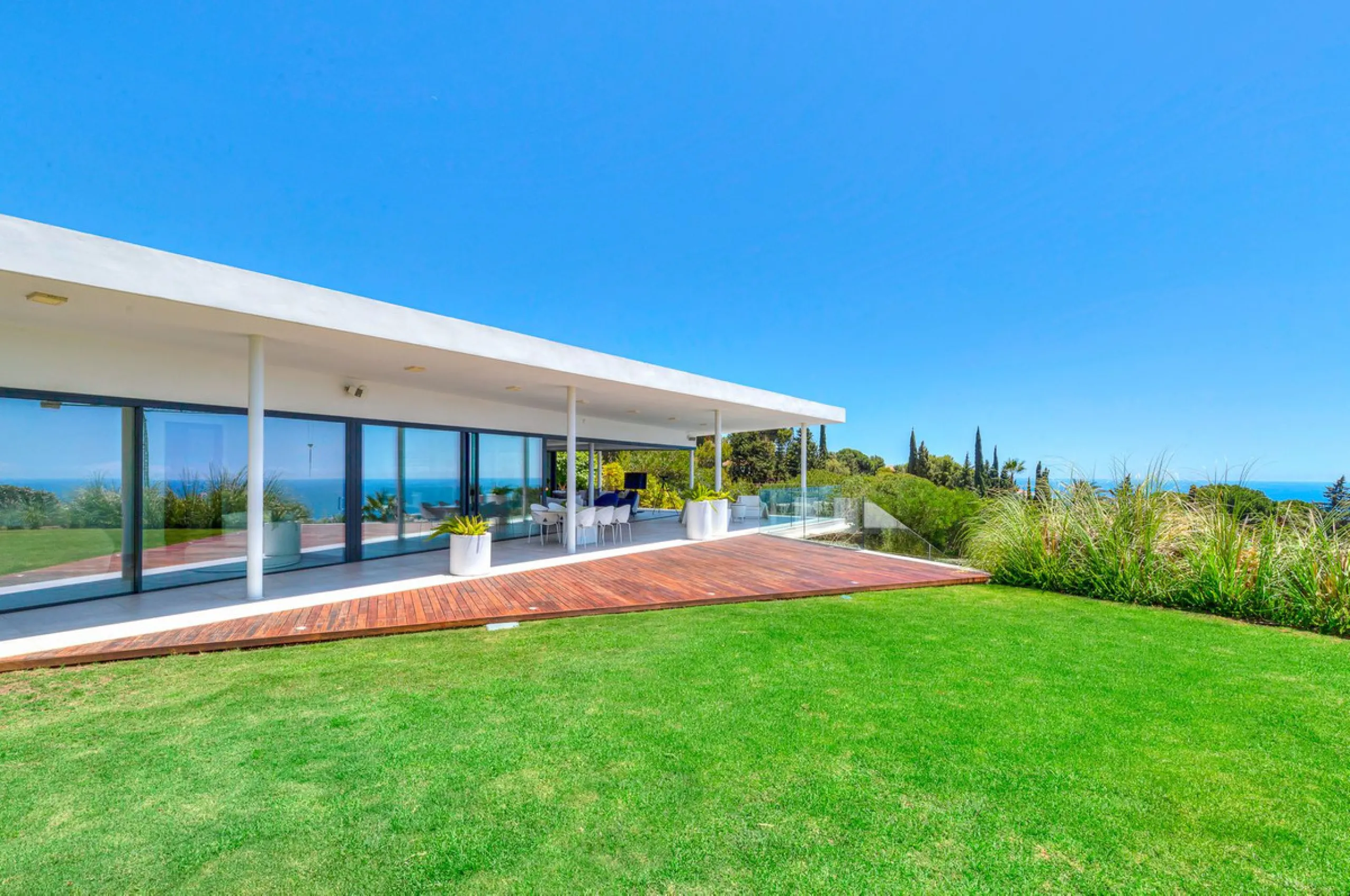 Contemporary designer villa with breathtaking views towards the sea. The villa comprises of two floors with main entrance on the upper level. From the moment you step through the front door, you are struck by the fantastic view thanks to the floor-to-ceil