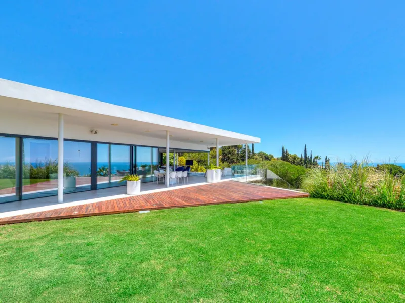 Contemporary designer villa with breathtaking views towards the sea. The villa comprises of two floors with main entrance on the upper level. From the moment you step through the front door, you are struck by the fantastic view thanks to the floor-to-ceil