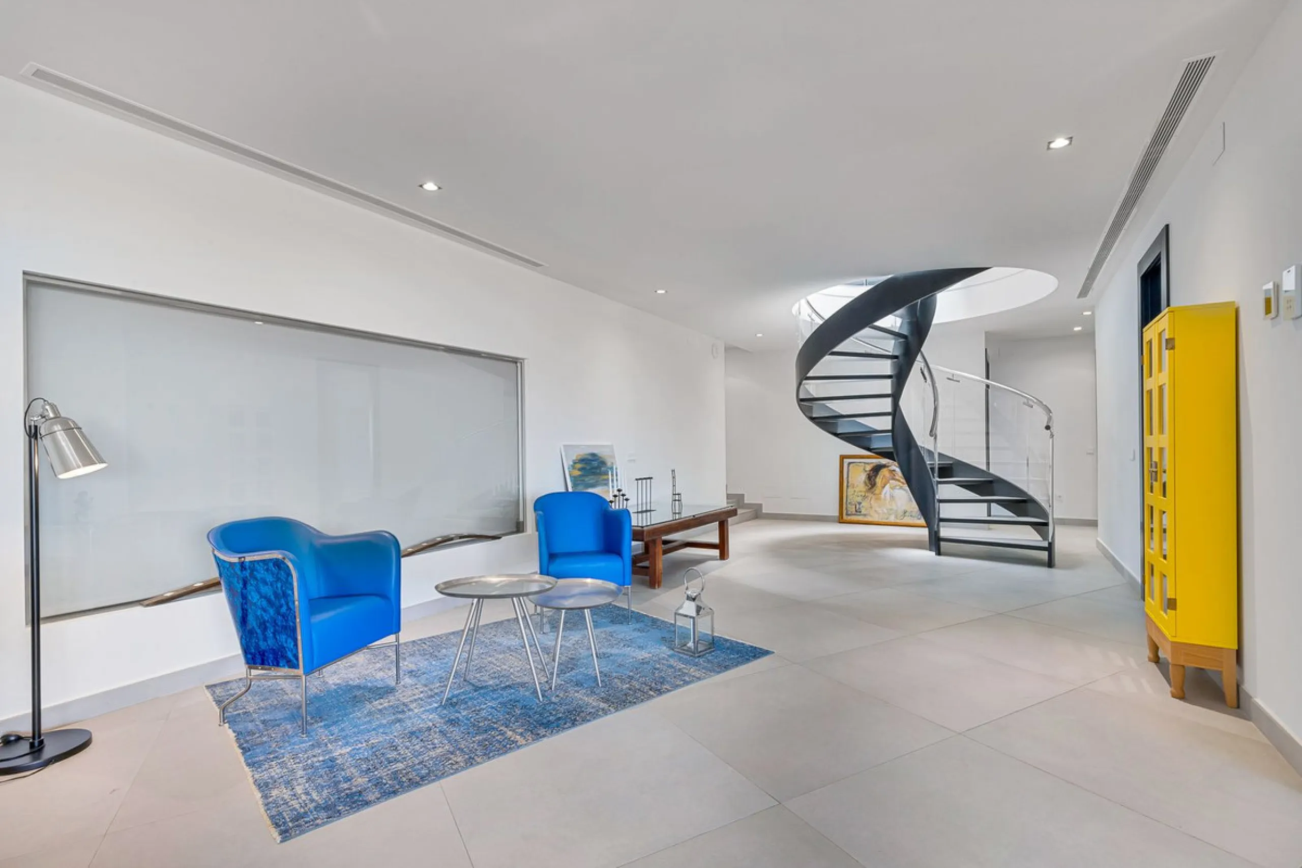 Contemporary designer villa with breathtaking views towards the sea. The villa comprises of two floors with main entrance on the upper level. From the moment you step through the front door, you are struck by the fantastic view thanks to the floor-to-ceil