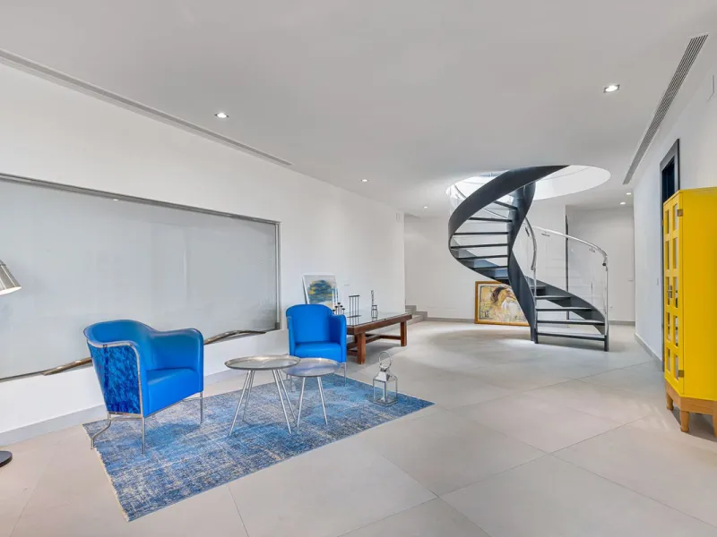 Contemporary designer villa with breathtaking views towards the sea. The villa comprises of two floors with main entrance on the upper level. From the moment you step through the front door, you are struck by the fantastic view thanks to the floor-to-ceil