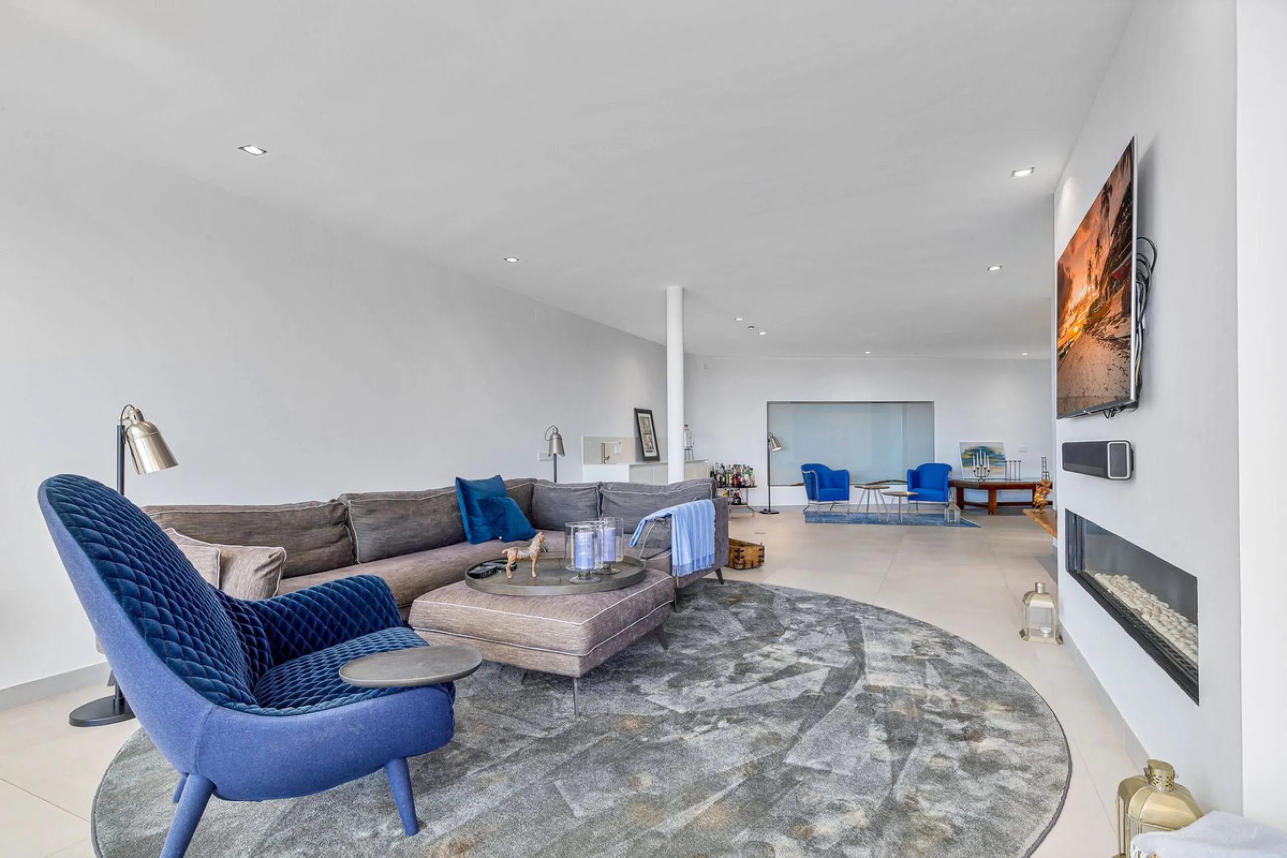 Contemporary designer villa with breathtaking views towards the sea. The villa comprises of two floors with main entrance on the upper level. From the moment you step through the front door, you are struck by the fantastic view thanks to the floor-to-ceil