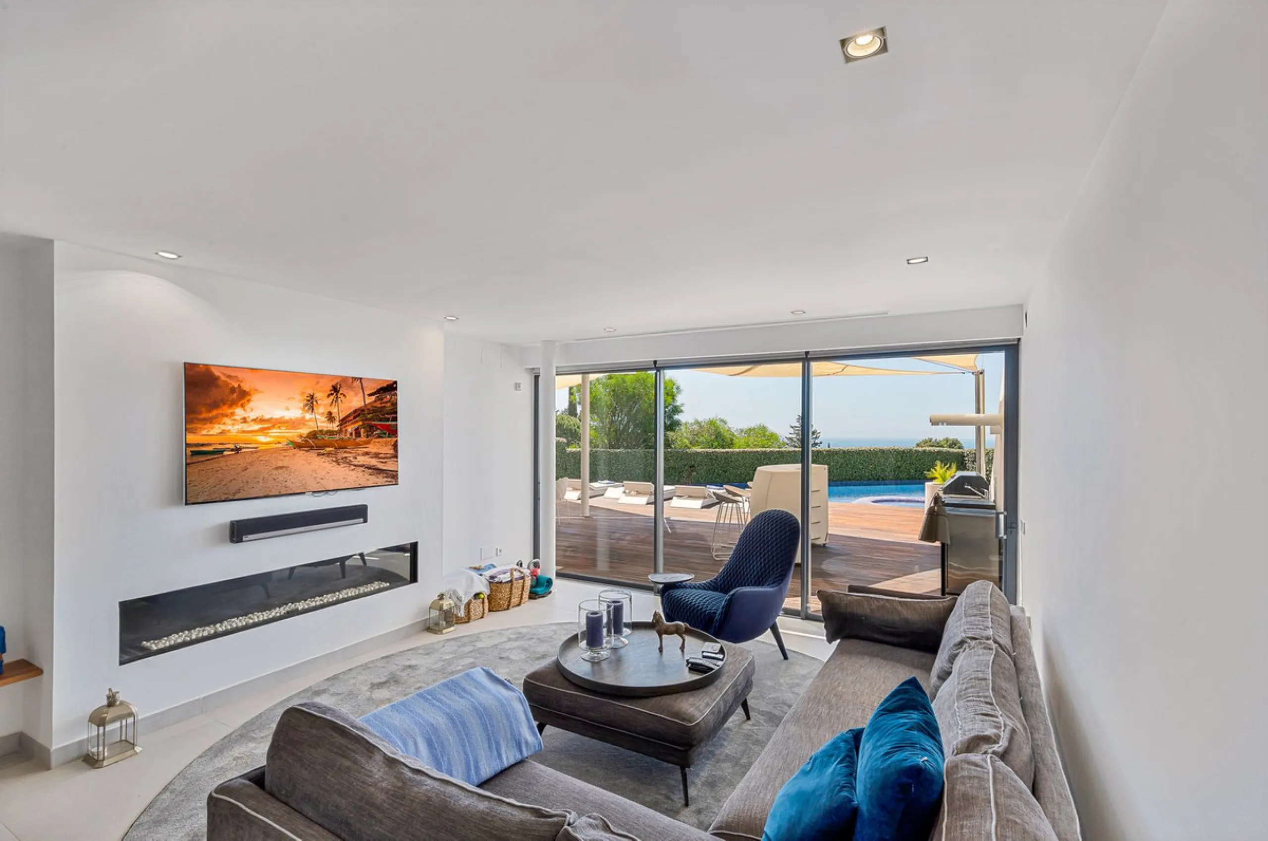 Contemporary designer villa with breathtaking views towards the sea. The villa comprises of two floors with main entrance on the upper level. From the moment you step through the front door, you are struck by the fantastic view thanks to the floor-to-ceil
